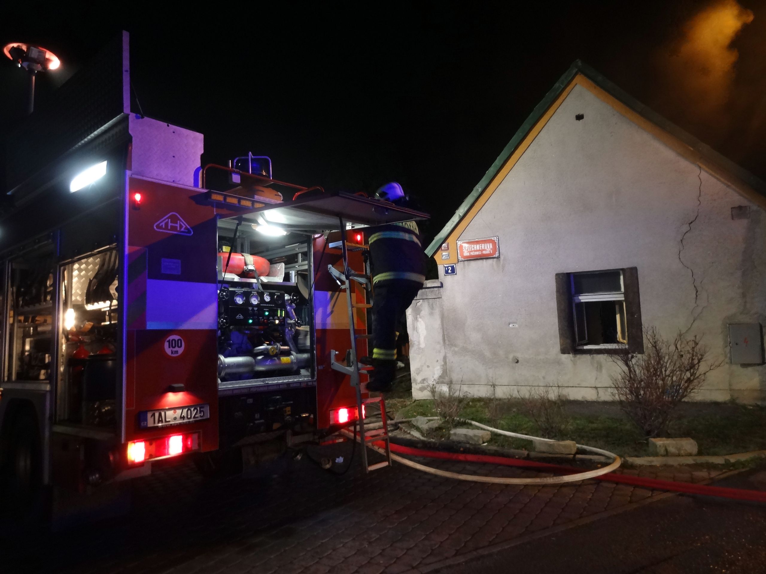 V pražských Horních Počernicích vyhořel domek obývaný Ukrajinci, oba jsou zranění - 4 - V pražských Horních Počernicích vyhořel domek obývaný Ukrajinci, oba jsou zranění (3/5)