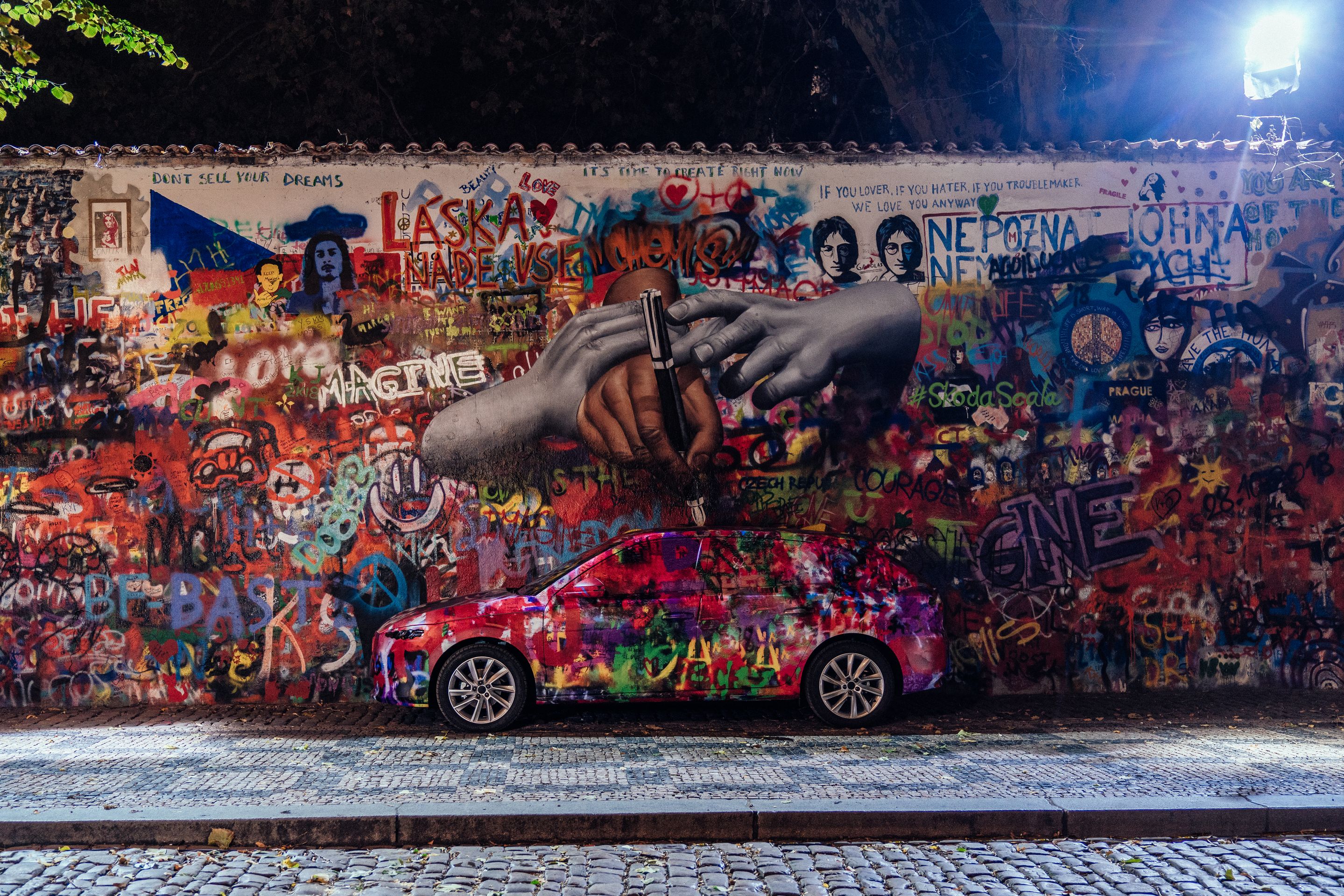 Škoda Scala s kamufláží ve stylu streetartu - Fotogalerie: Interiér a unikátní kamufláž nové Škody Scala (6/8)