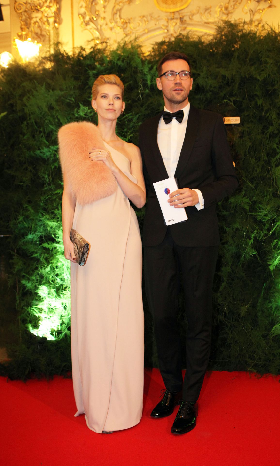 Manželé Hejlíkovi zvládli dress code na jedničku - GALERIE: Ples v Opeře 2016 (7/33)