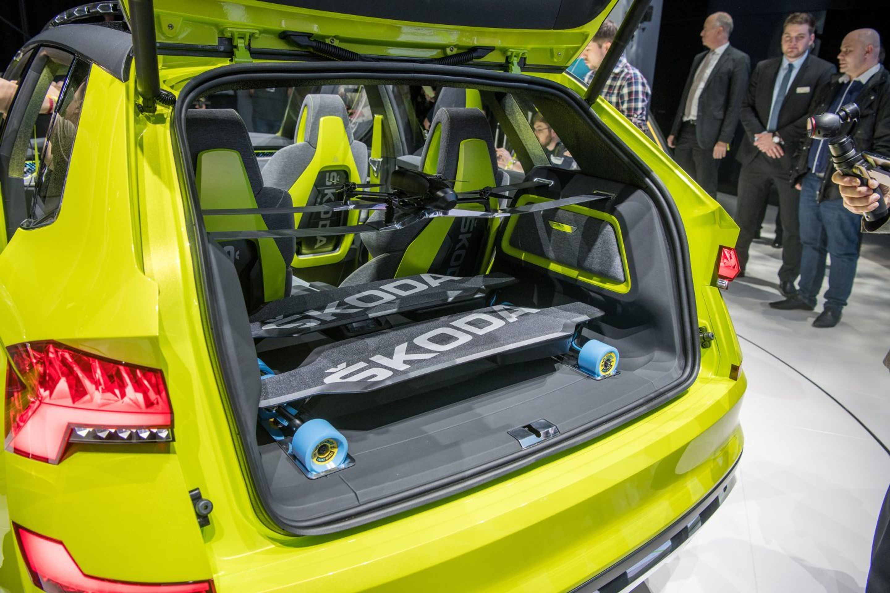 Simply Clever prvek: dvojice elektrických skateboardů, které se za jízdy dobíjejí - Fotogalerie: Škoda Vision X (9/13)