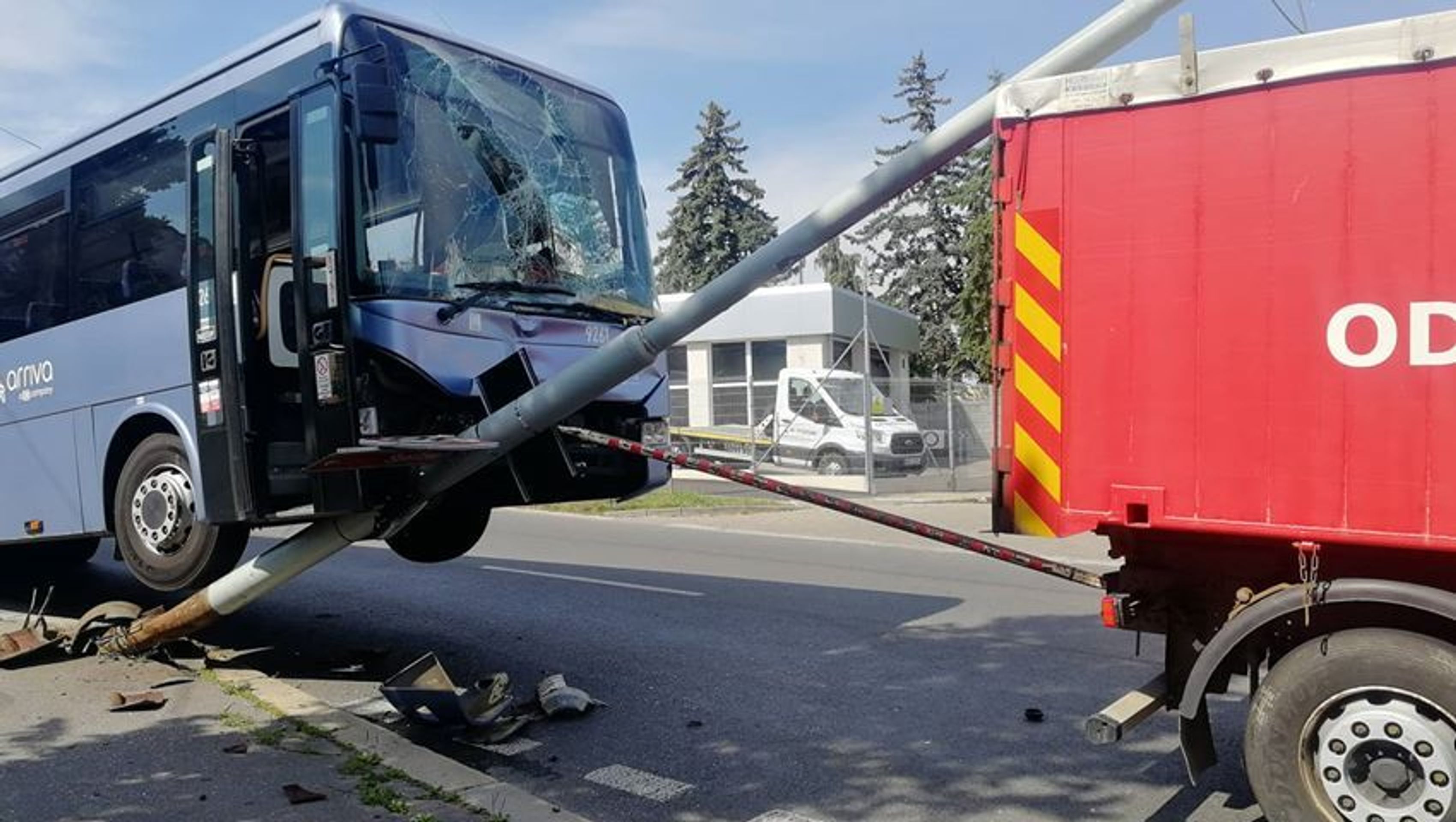 Havárie odtahovaného autobusu - 2 - GALERIE: Autonehoda na Chodově (7/8)