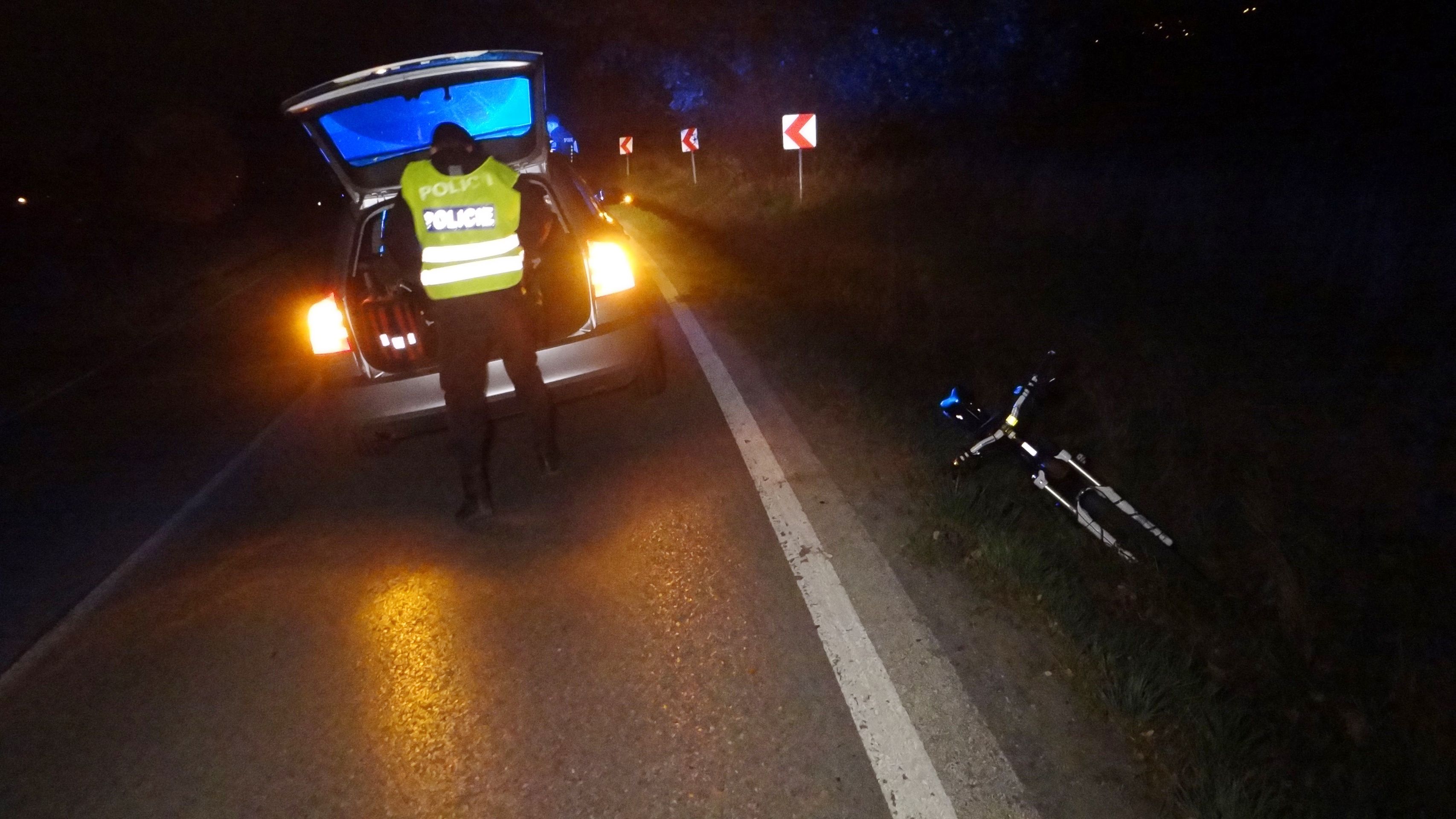 Motorkář ke své smůle po kolizi s cyklistou narazil do stromu - GALERIE: Nehoda motorkáře s cyklistou u Prahy (5/6)