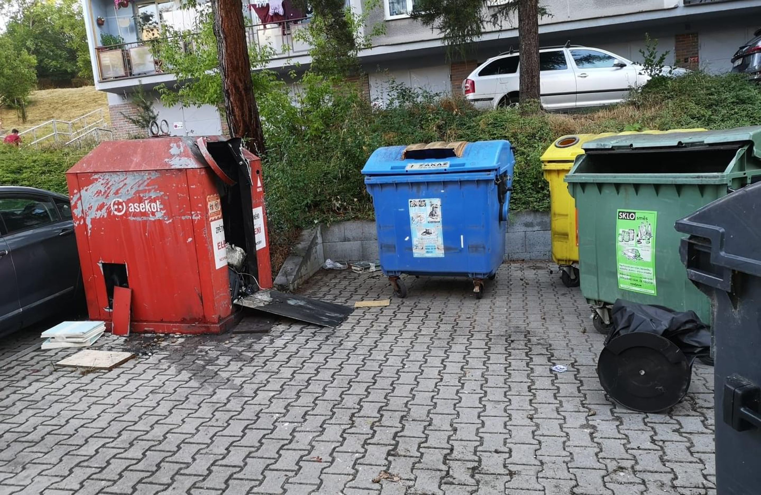 Požár nádoby na elektroodpad - Tragický požár kontejneru v Plzni (1/7)