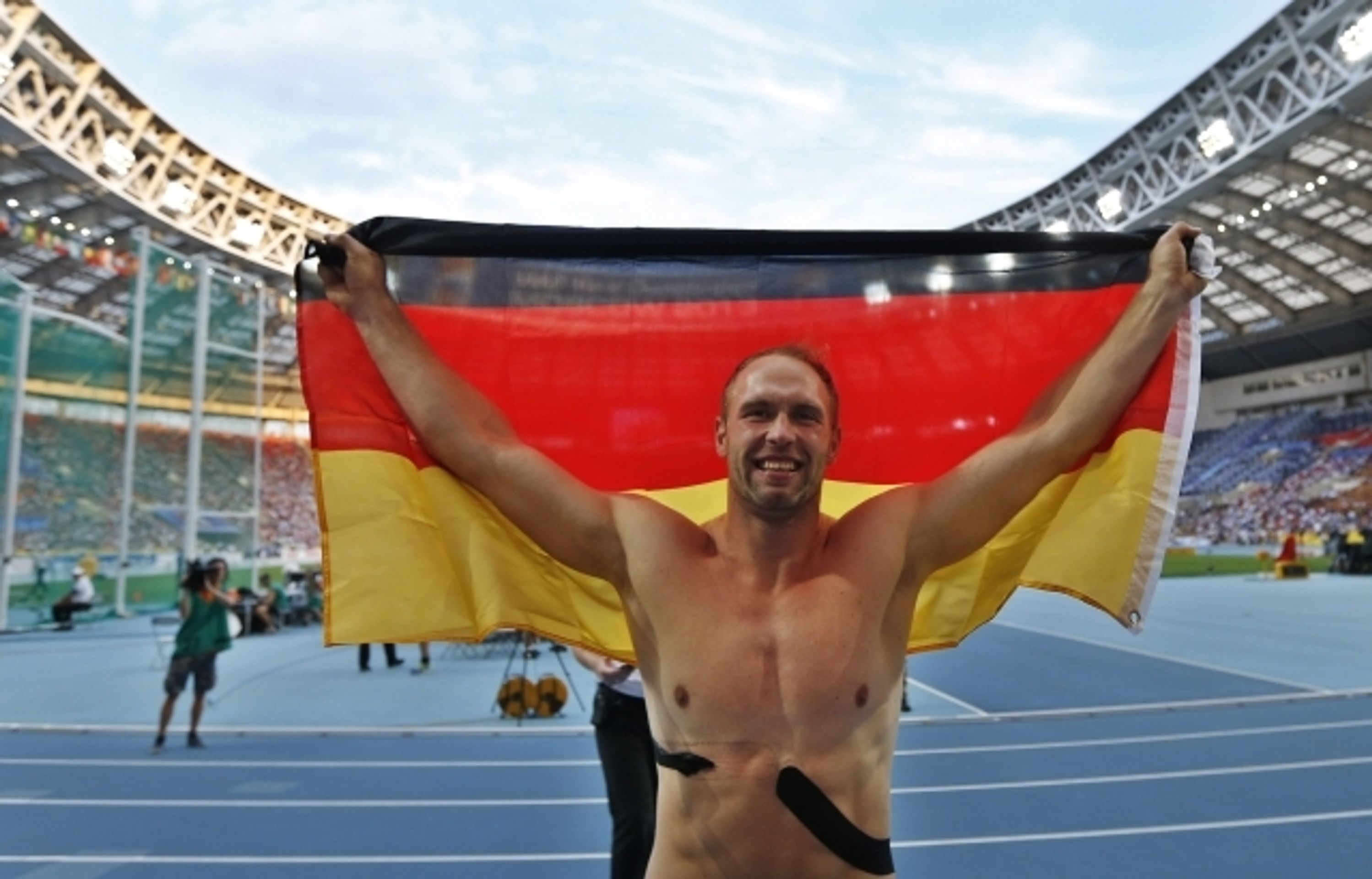 Diskař Robert Harting trhá dres- - 10 - GALERIE: Diskař Harting trhá dres (2/12)