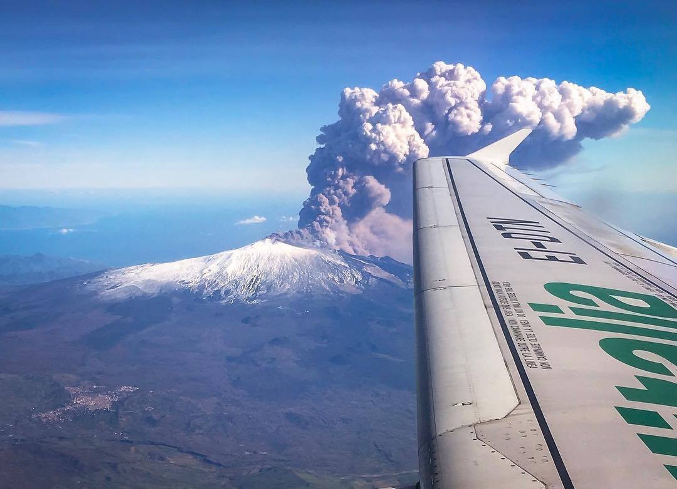 Na Sicílii se na Štědrý den probudila sopka Etna - 2 - GALERIE: Na Sicílii se na Štědrý den probudila sopka Etna (3/4)