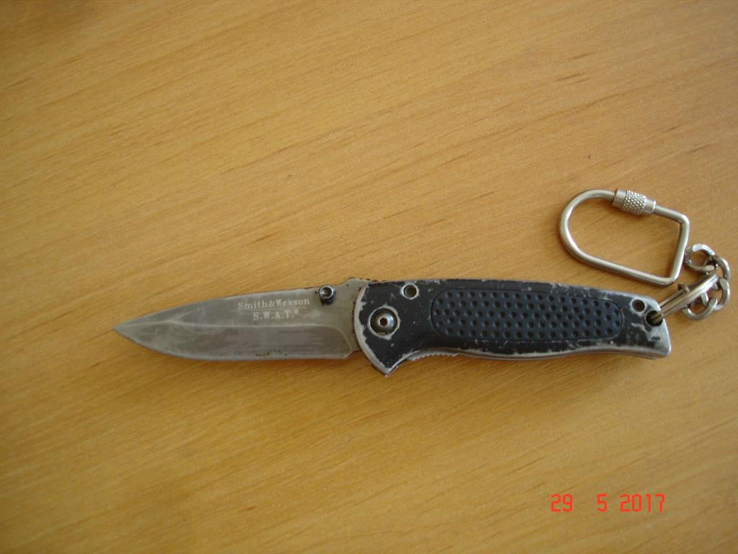 Používaný zavírací nůž černé barvy, s čepelí o délce 7 cm s nápisem Smith Wesson, S.W.A.T. a s karabinkou - 50 Kč - GALERIE: Stát se levně zbavuje majetku (9/15)