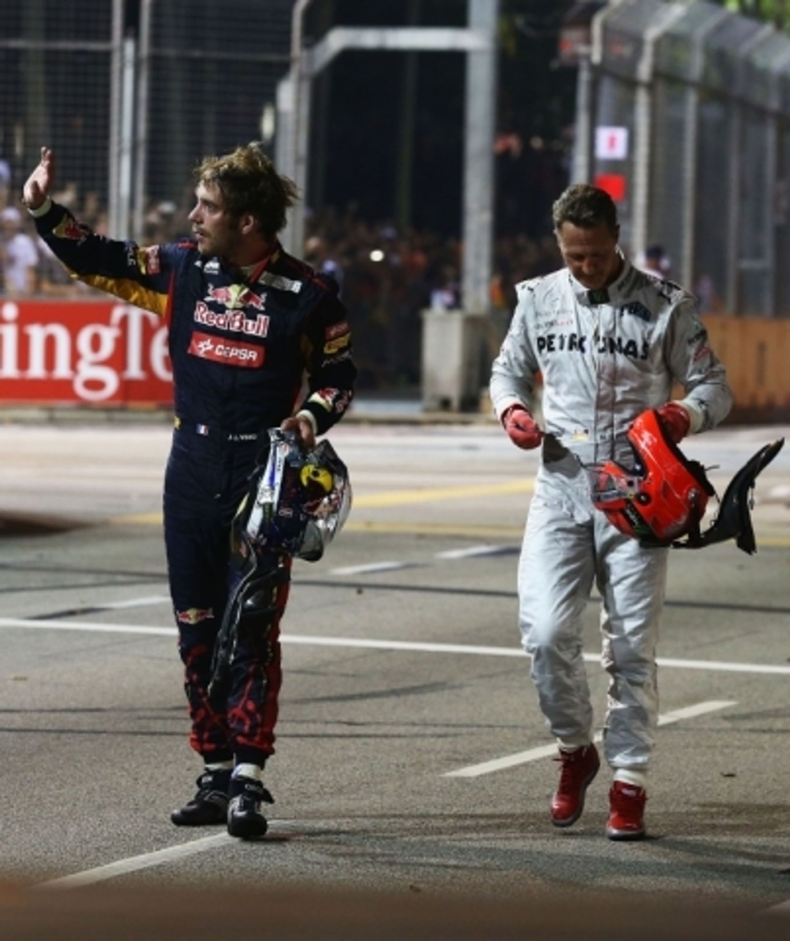 F1 v Singapuru: Jean-Eric Vergne a Michael Schumacher - 5 - GALERIE: Havárie na F1 v Singapuru: Vergne a Schumacher (8/8)