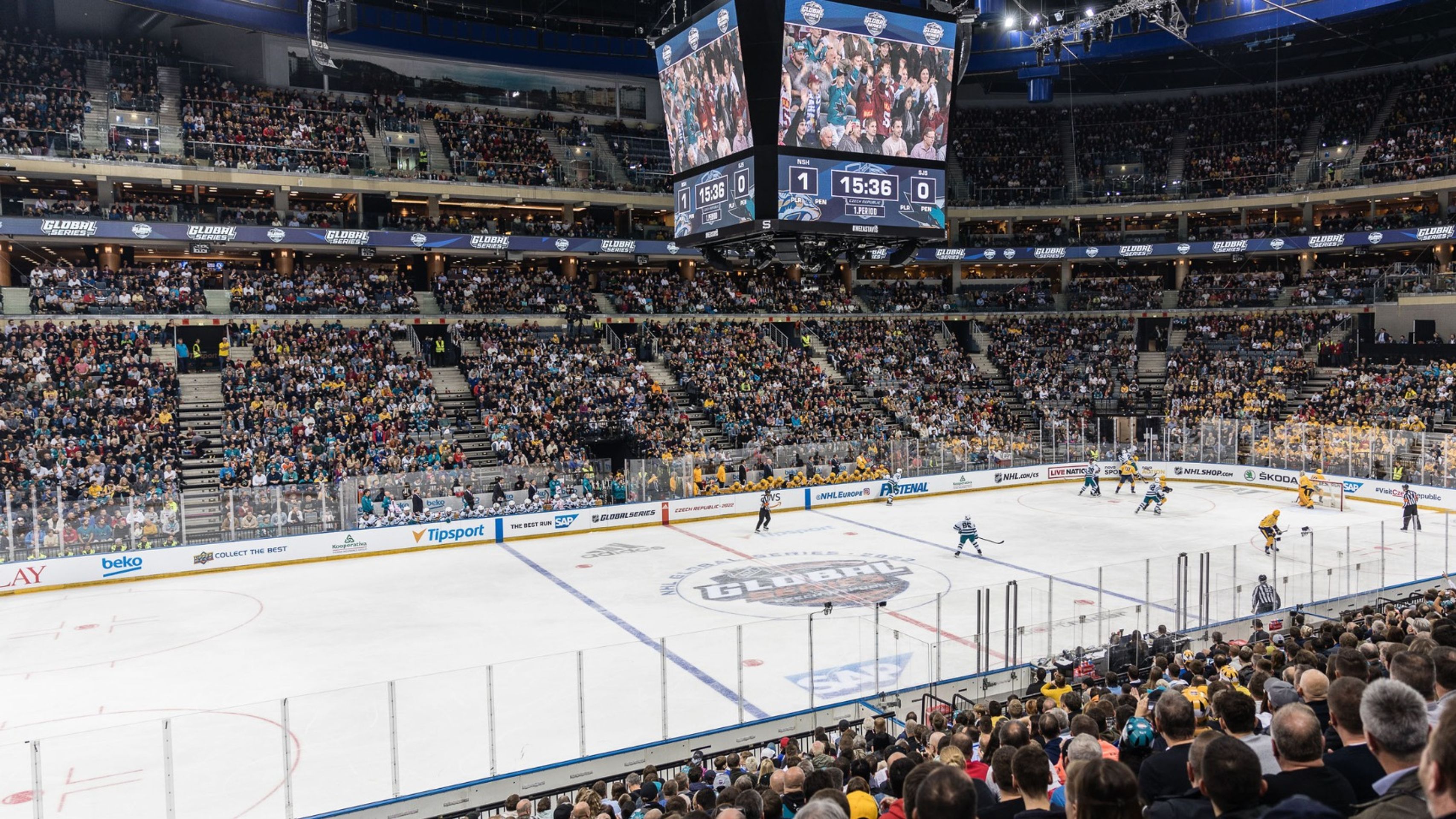 O2 Arena byla na oba zápasy NHL narvaná k prasknutí (cropped) - NHL v Praze (10/10)