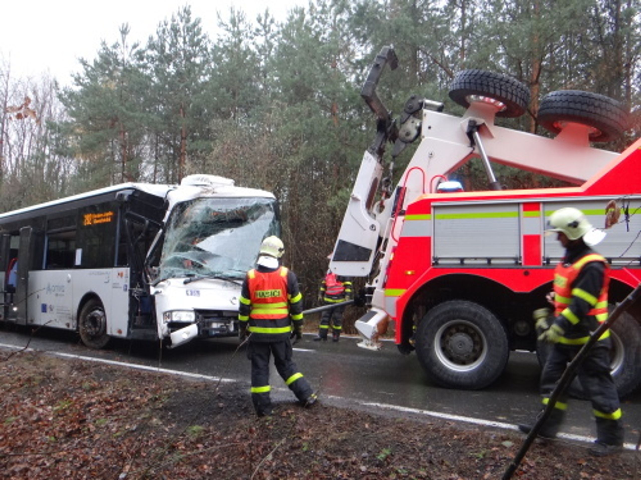 Autobus v příkopu na Opavsku vyprošťovali hasiči - 17 - GALERIE: Autobus na Opavsku vyprošťovali z příkopu hasiči (4/20)