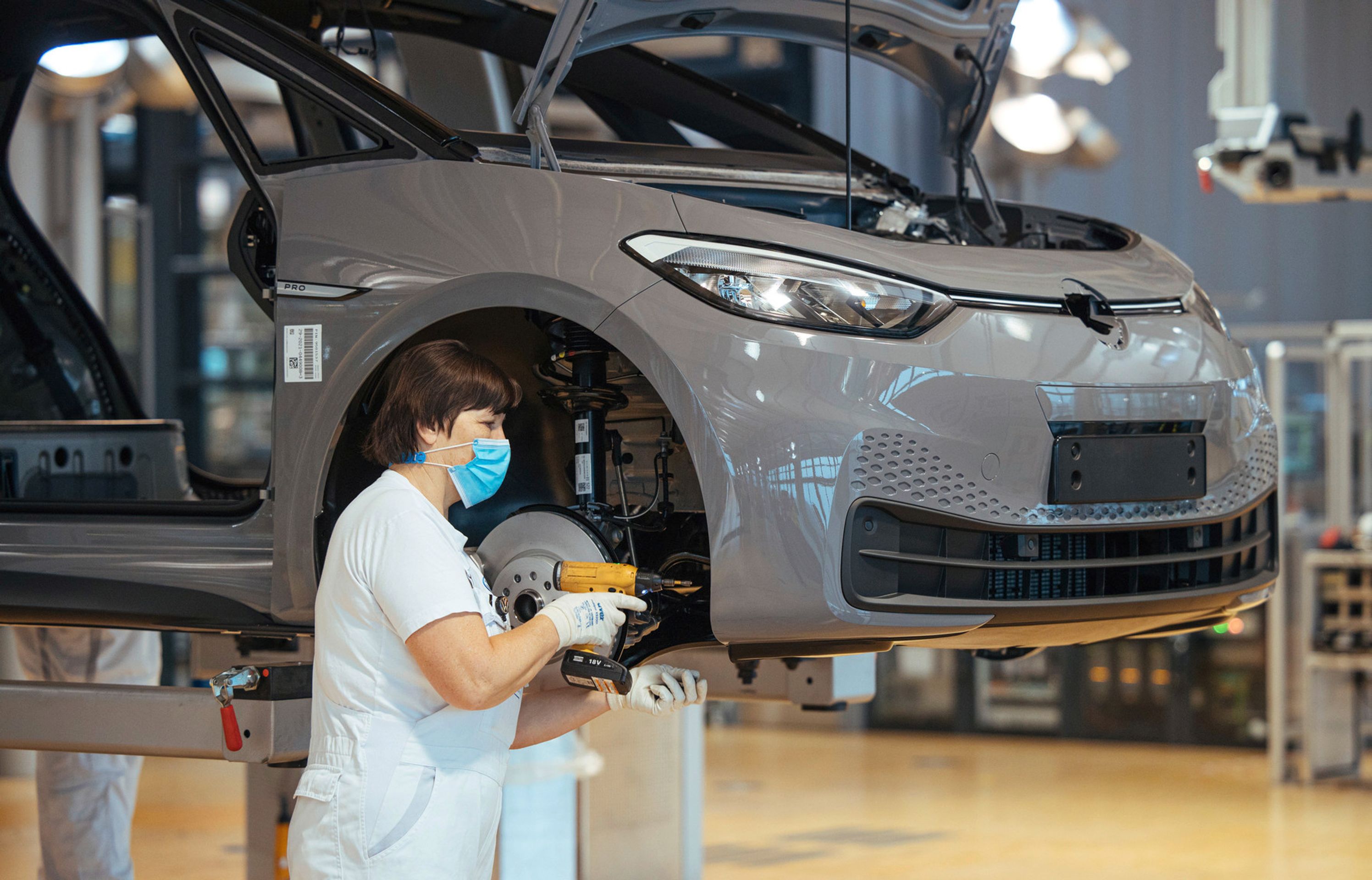 Skleněná manufaktura Volkswagenu v Drážďanech - 7 - Fotogalerie: Unikátní skleněná manufaktura na volkswageny (4/7)