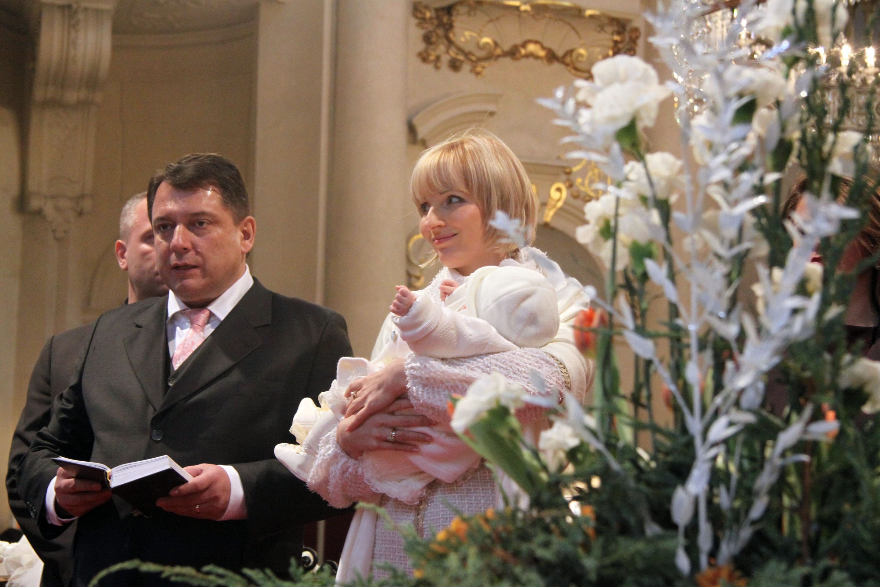 Křtiny dery Jiřího Paroubka a Petry Paroubkové v roce 2010 - GALERIE: Jiří Paroubek a Petra Paroubková (6/14)