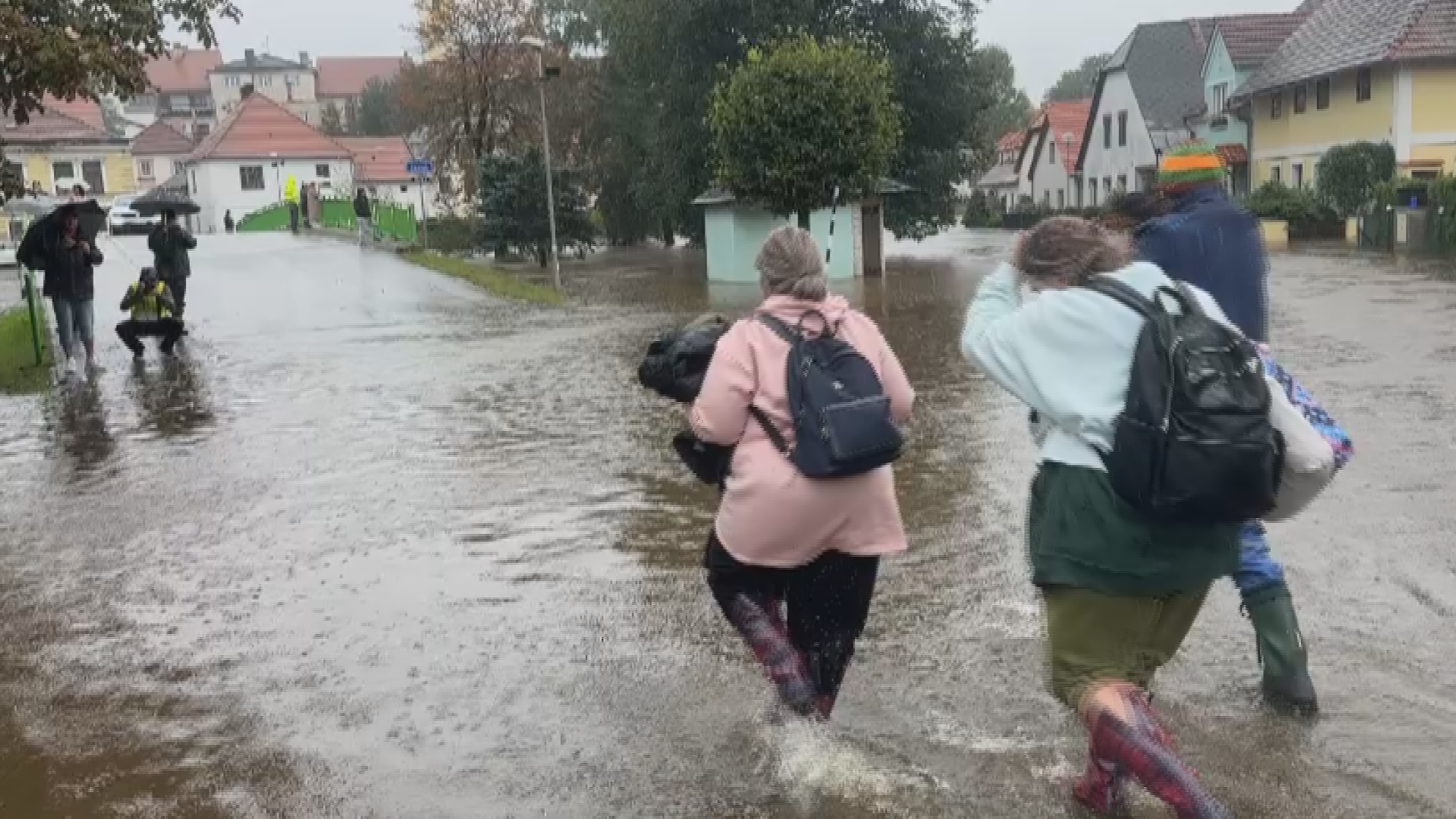 Evakuace obyvatel ve Slunné na Jesenicku - Evakuace žen v Benešově nad Černou (1/4)
