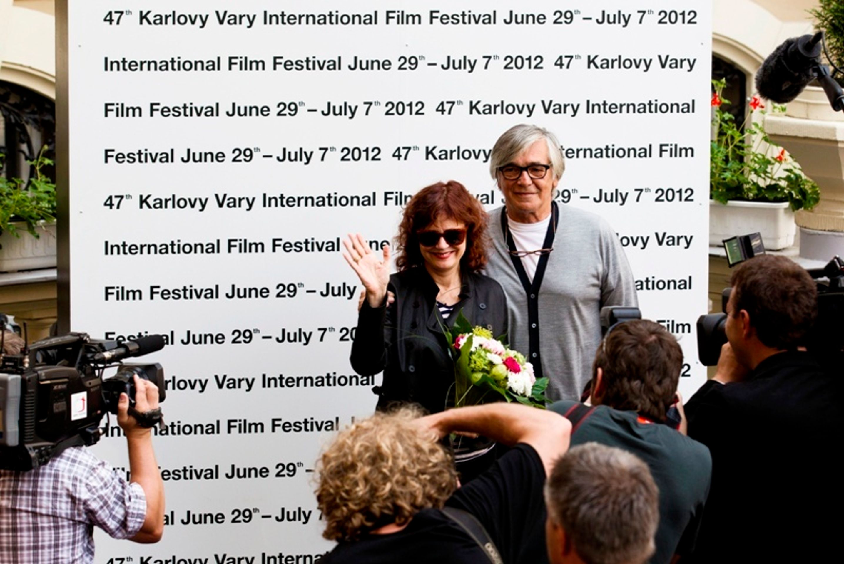 Susan s prezidentem festivalu Jiřím Bartoškou - Susan Sarandonová dorazila na festival v Karlových Varech (4/6)