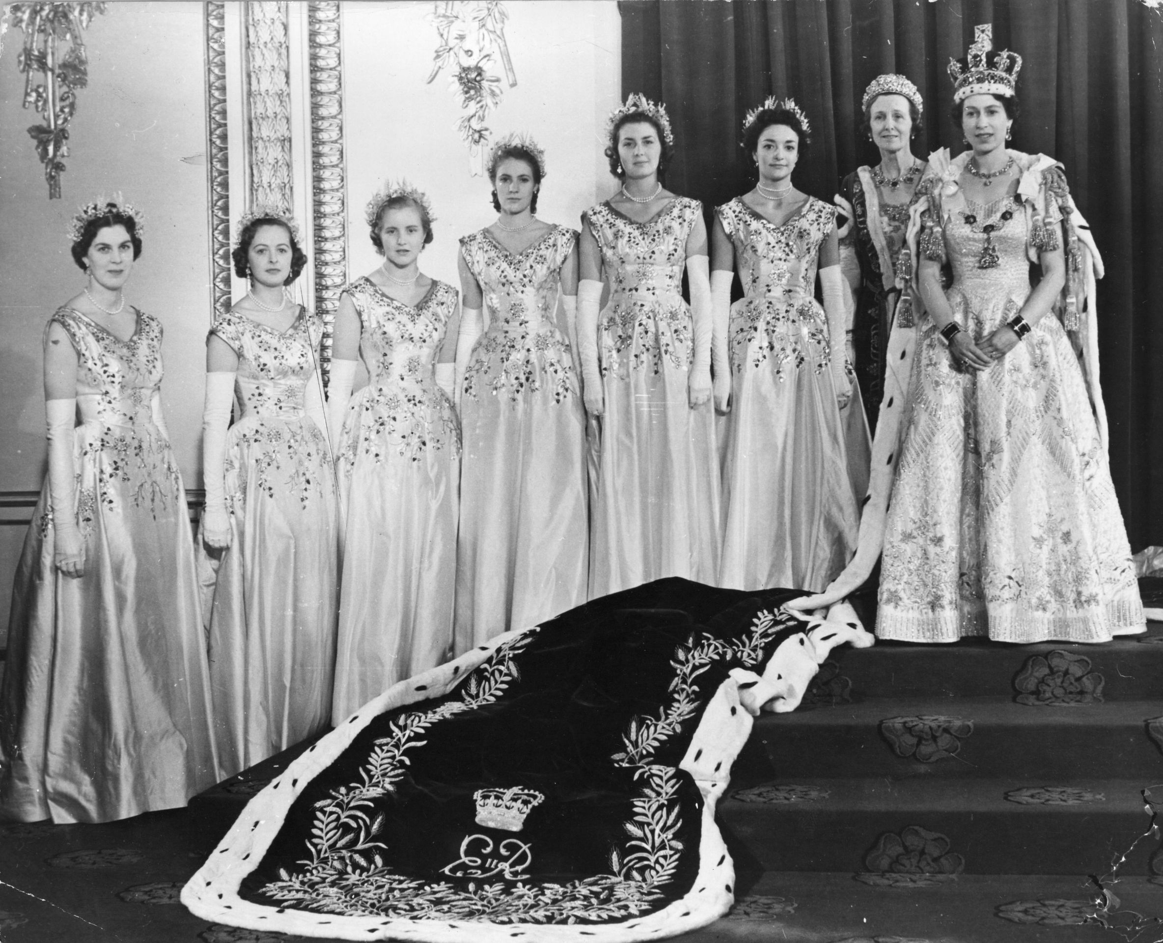 Britská královna Alžběta II. - 7 - GALERIE: Elegantní dáma i babča v šátku, to jsou proměny královny Alžběty II. (9/15)