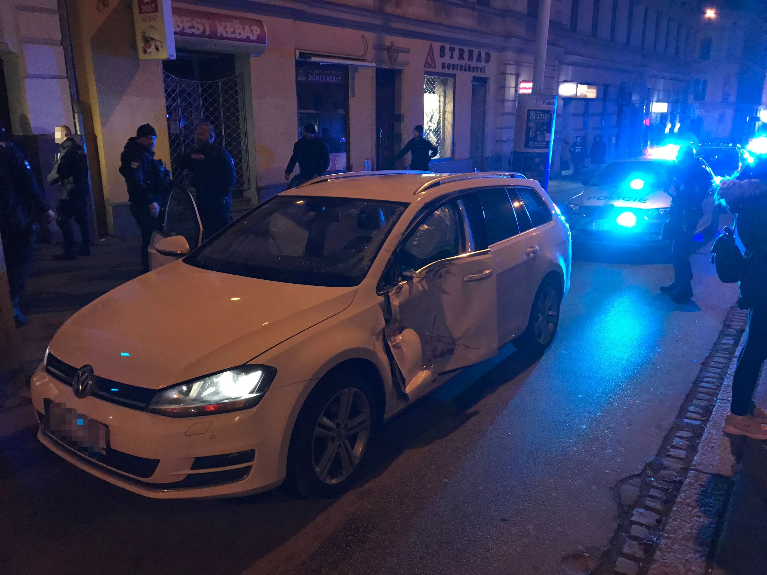 Nehoda auta a autobusu v Brně - 5 - GALERIE: Nehoda auta a autobusu v Brně (5/7)
