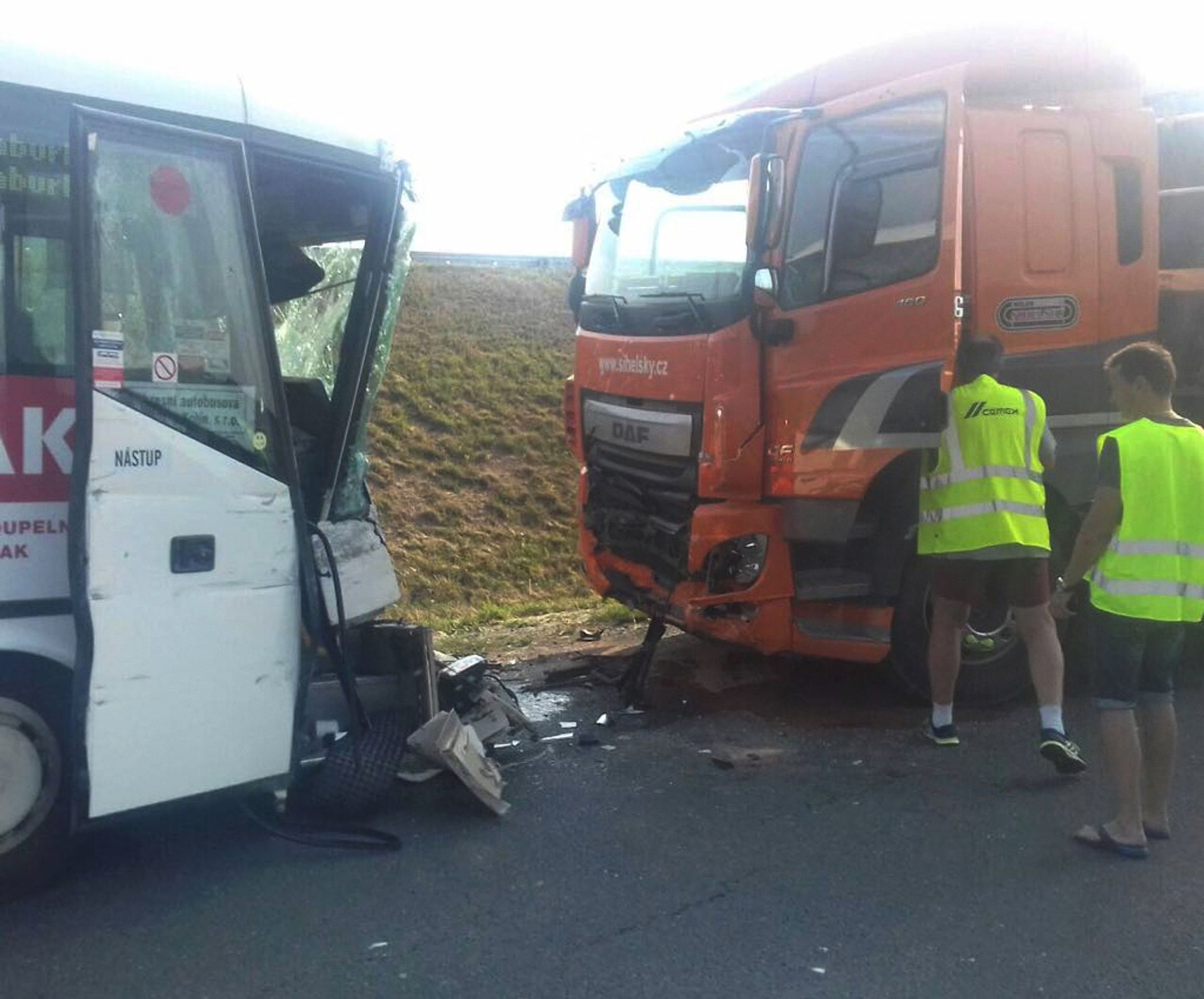 Nehoda autobusu a náklaďáku u Nymburka - 5 - GALERIE: Nehoda u Nymburka (5/5)