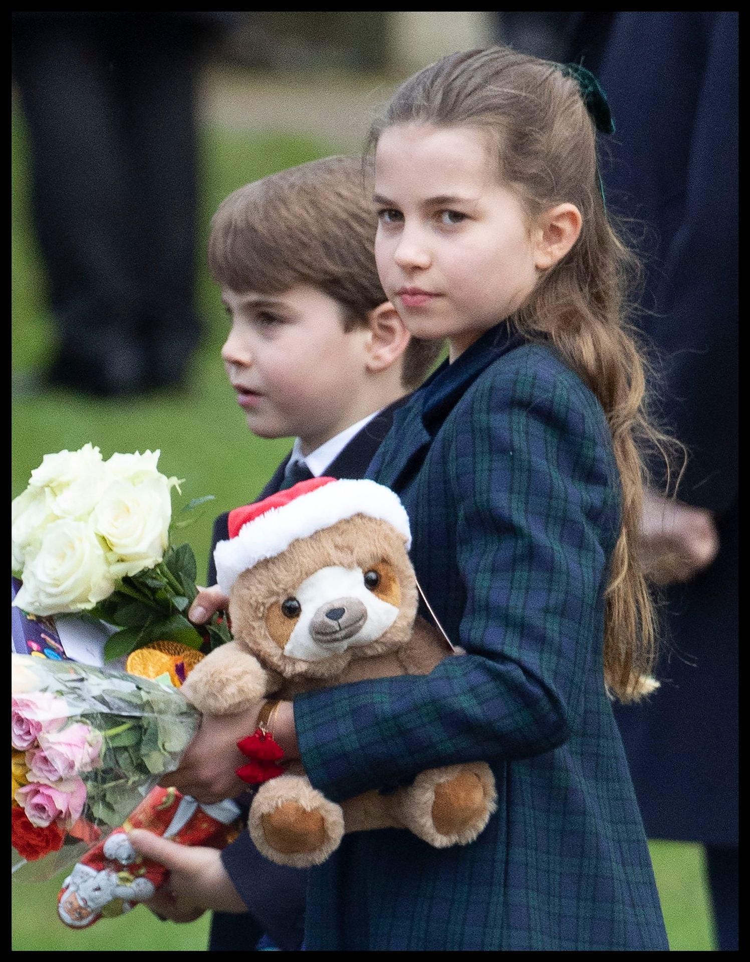 Princ Louis a princezna Charlotte, 25. 12. 2024 Vánoční procházka do kostela v Sandringhamu (2) - Královská rodina (4/32)