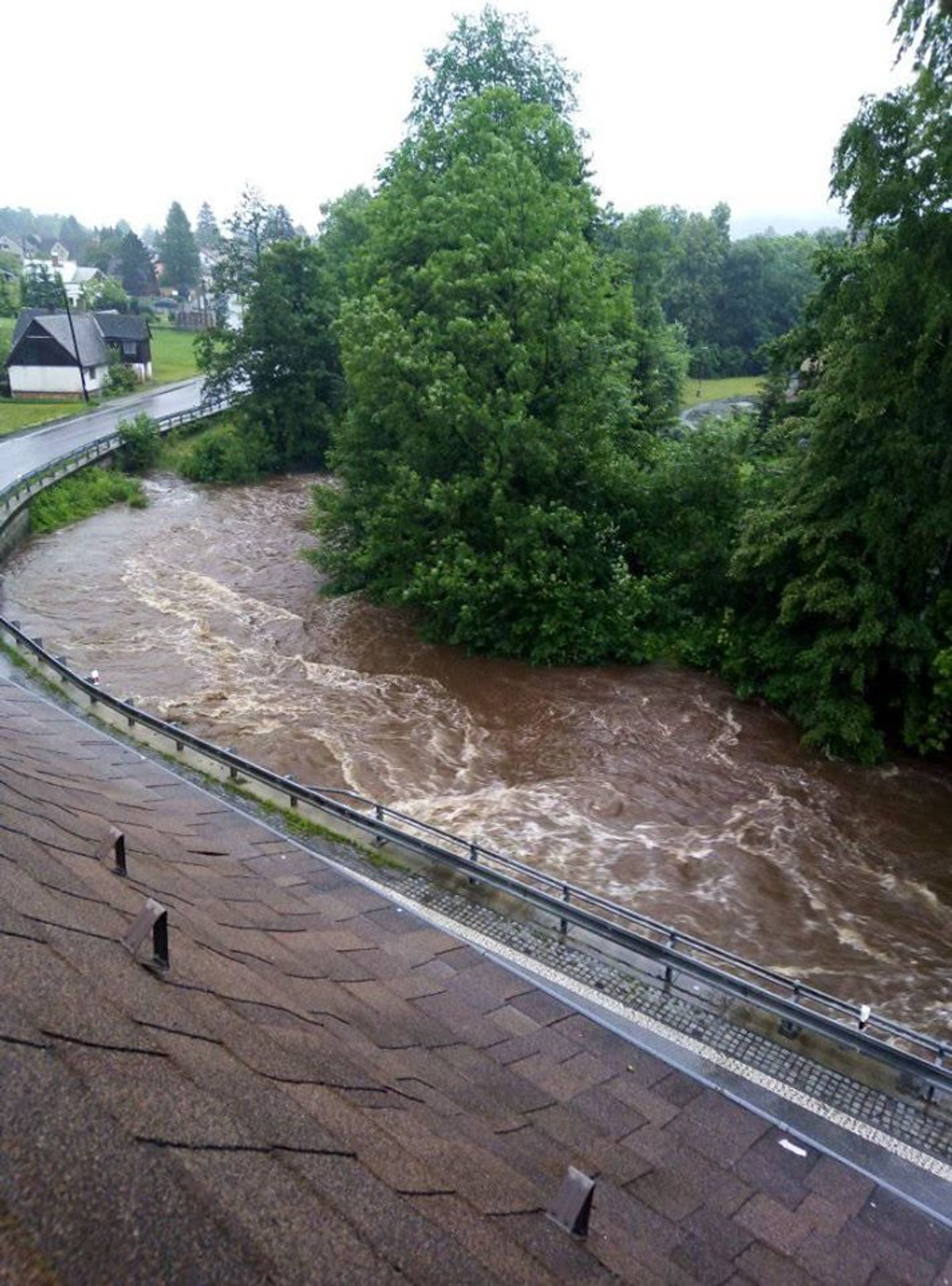 Raspenava - GALERIE: Rozvodněná řeka v Raspenavě (6/6)