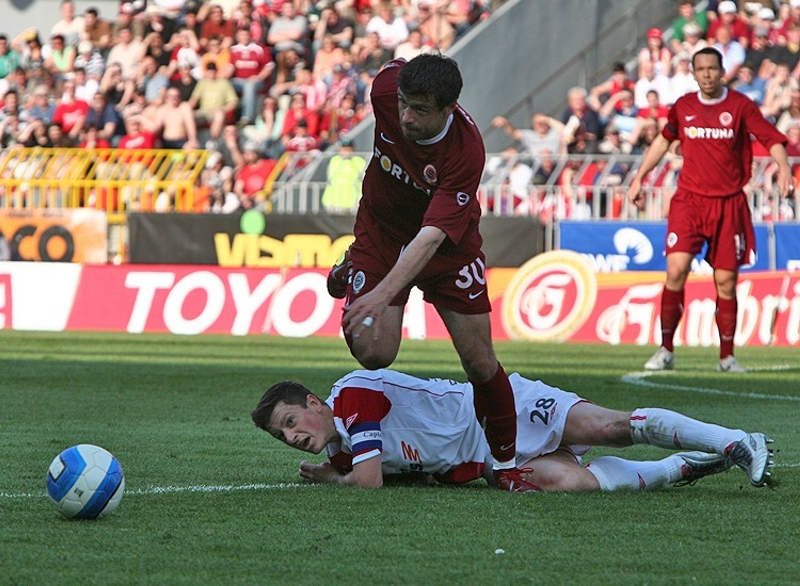 Útočník Sparty Marek Kulič se probíjí přes ležícího dočasného kapitána Slavie Tomáše Hrdličku. - Horváth vystřelil Spartě výhru v derby (17/21)