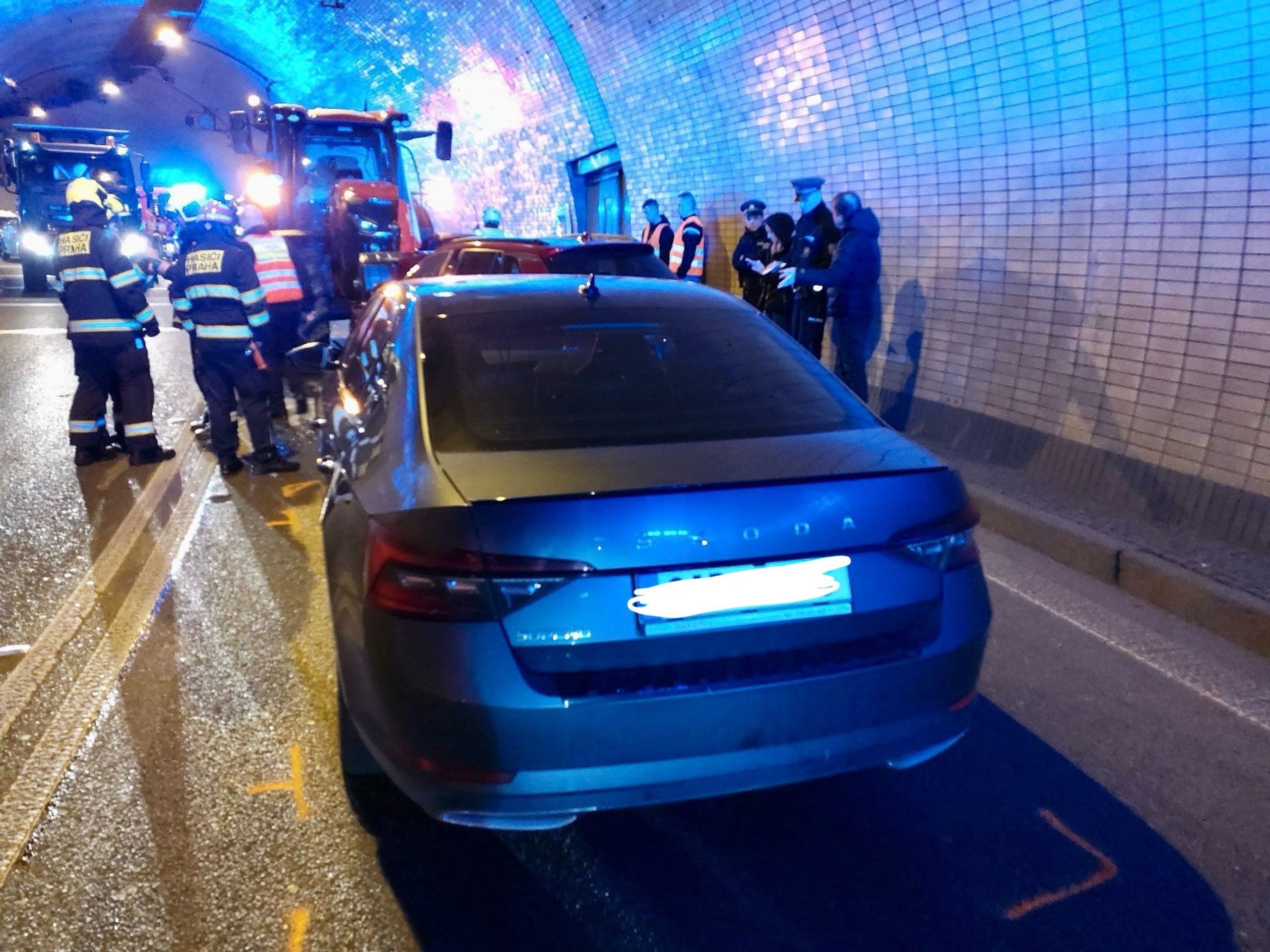 Nehoda traktoru a osobního auta v Letenském tunelu (1) - Protestující zemědělci v Praze (3/21)