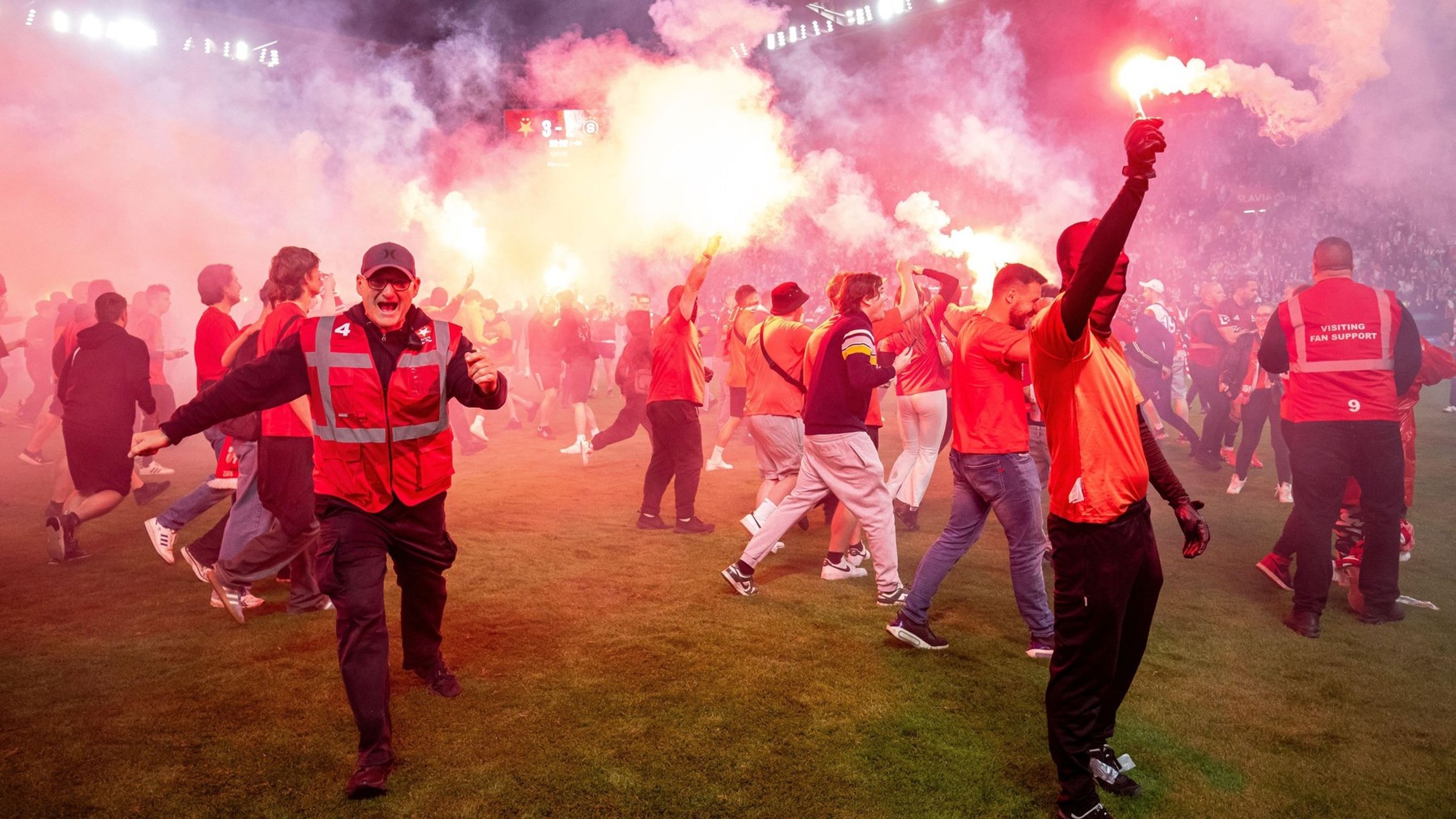Slávističtí fanoušci řádili na hrací ploše - Fanoušci Slavie běsnili na hřišti při derby (3/9)
