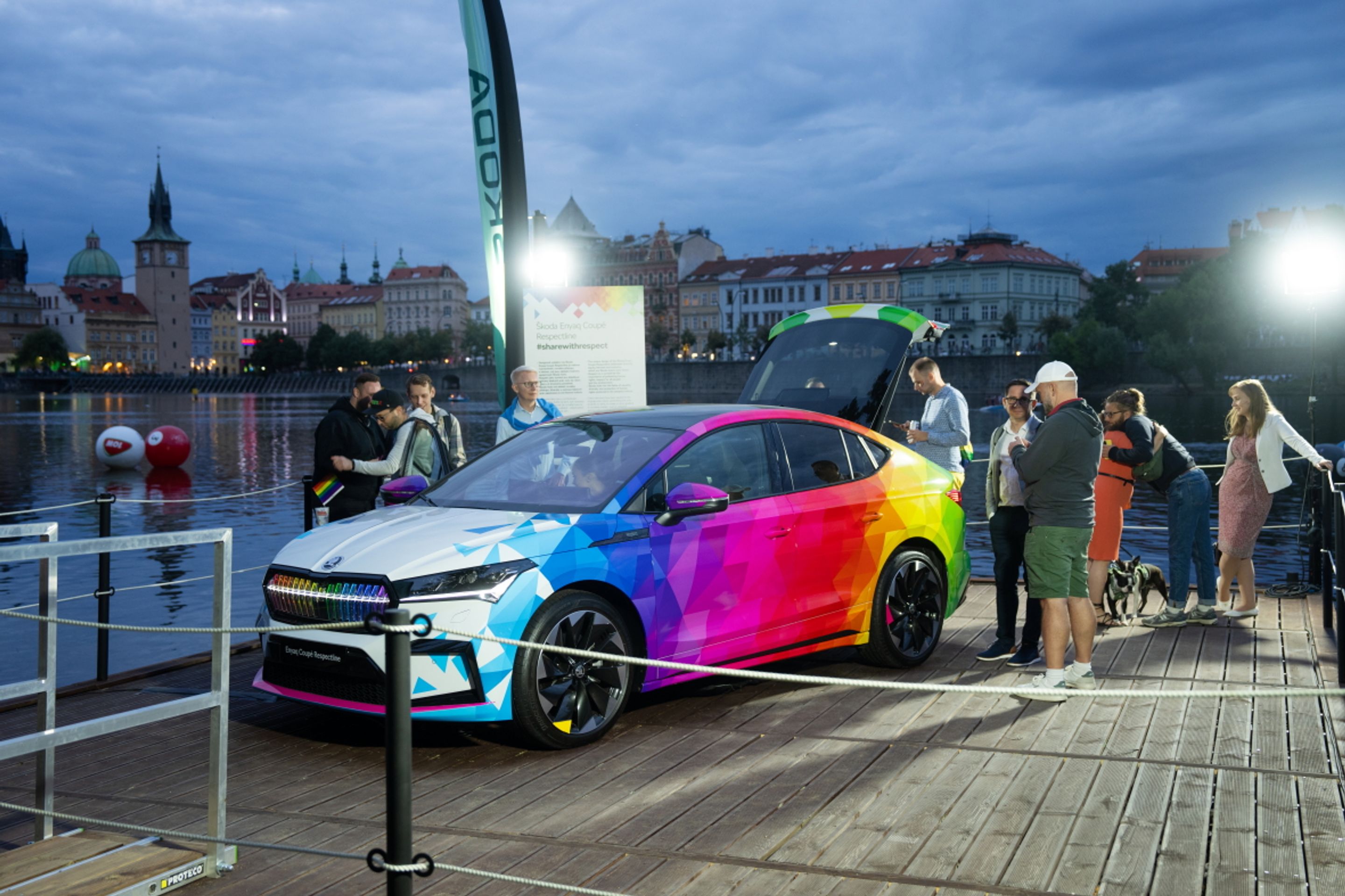 Duhový Enyaq Coupé Respectline na Střeleckém ostrově v Praze - Duhový Enyaq Coupé Respectline (4/7)