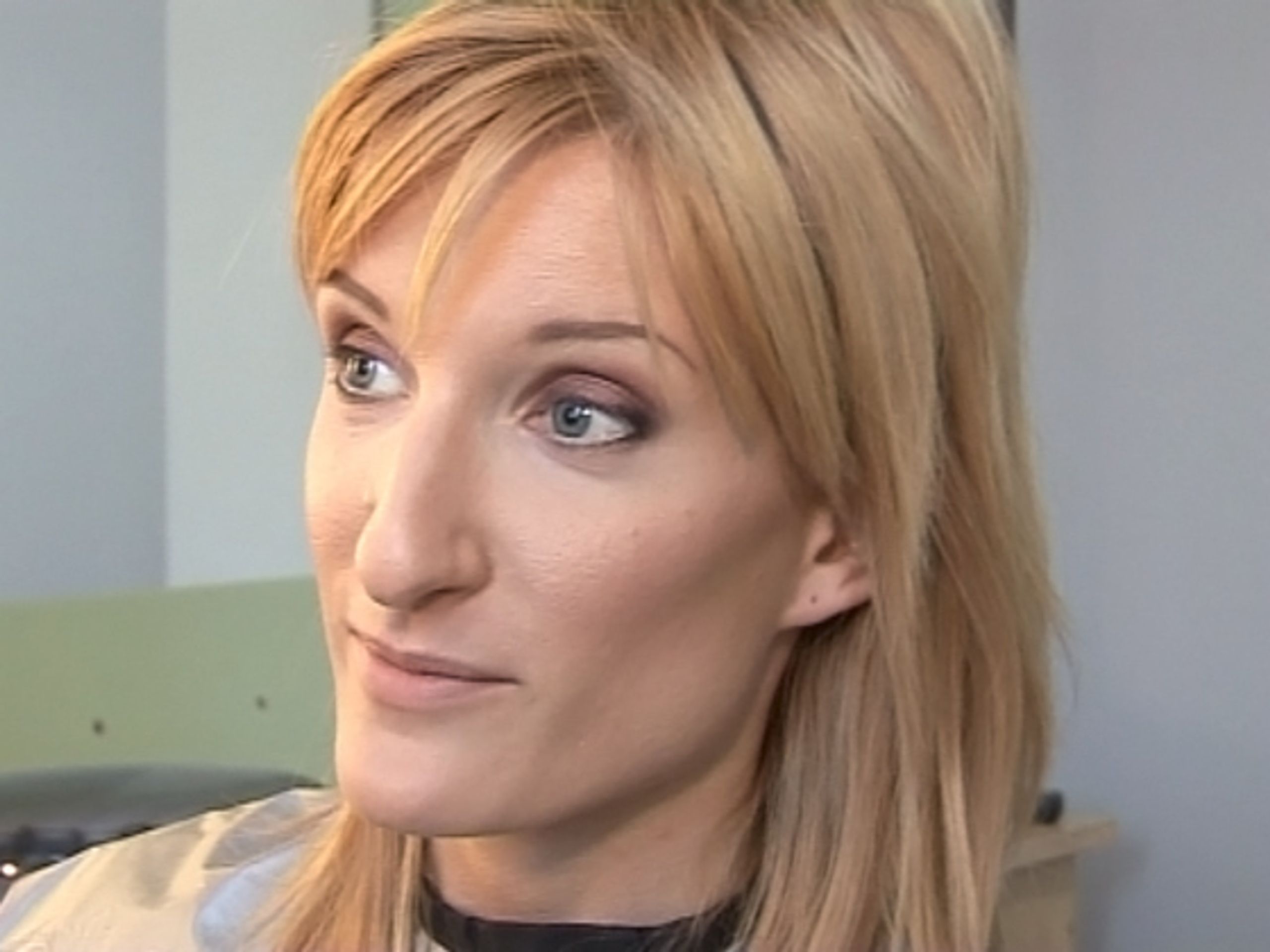 Natáčení upoutávky k Testu národa 2007 - moderátorka Adela Banášová.  - VIDEO - Test národa 2007: Pohled do zákulisí (4/6)