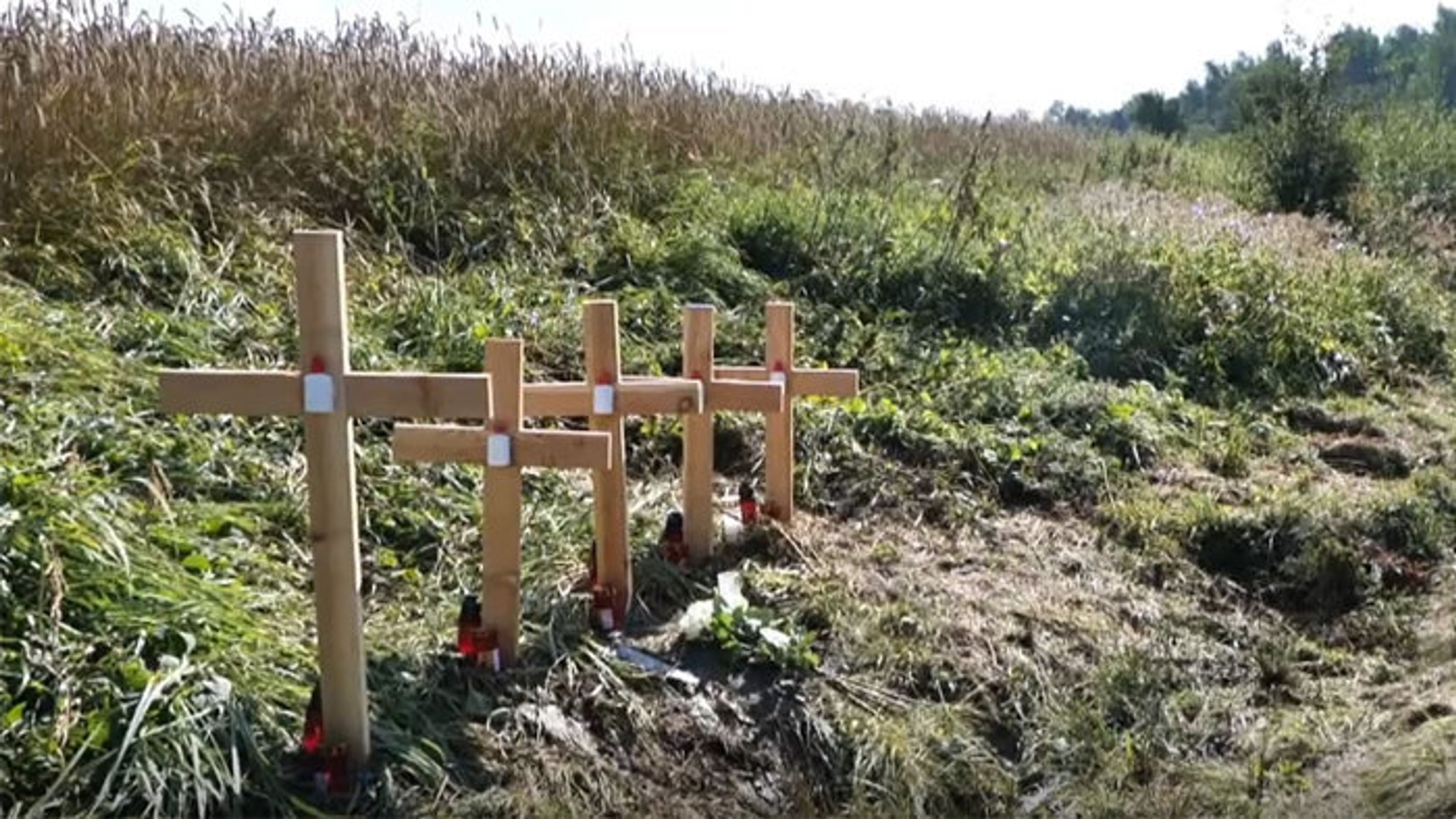 Kříže na místě tragické nehody na slovenském Liptově - GALERIE: Tragická nehoda na Slovensku (2/5)