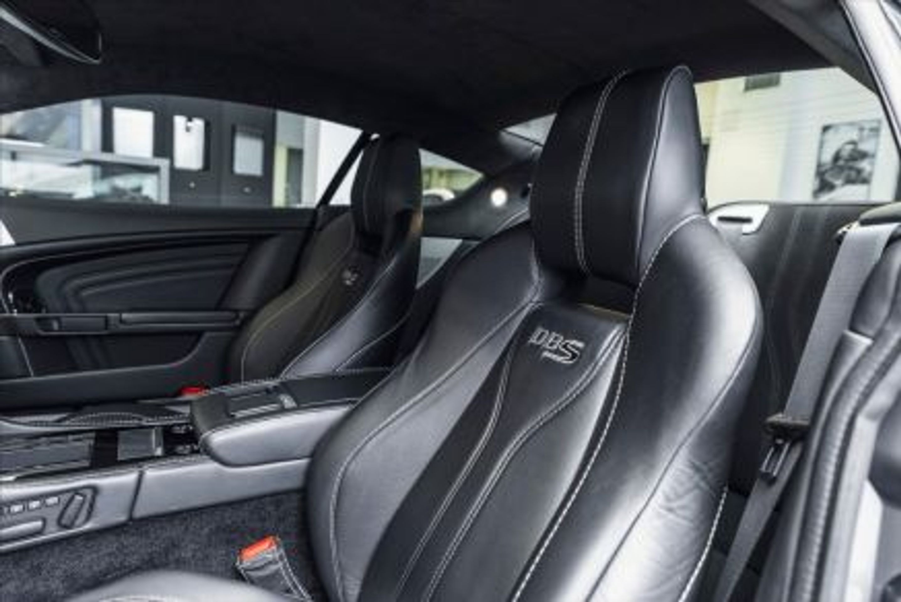 Aston Martin DBS, 2009 - Prohlédněte si luxusní Aston Martin DBS, který je k mání v dobročinné aukci na pomoc Ukrajině (7/7)