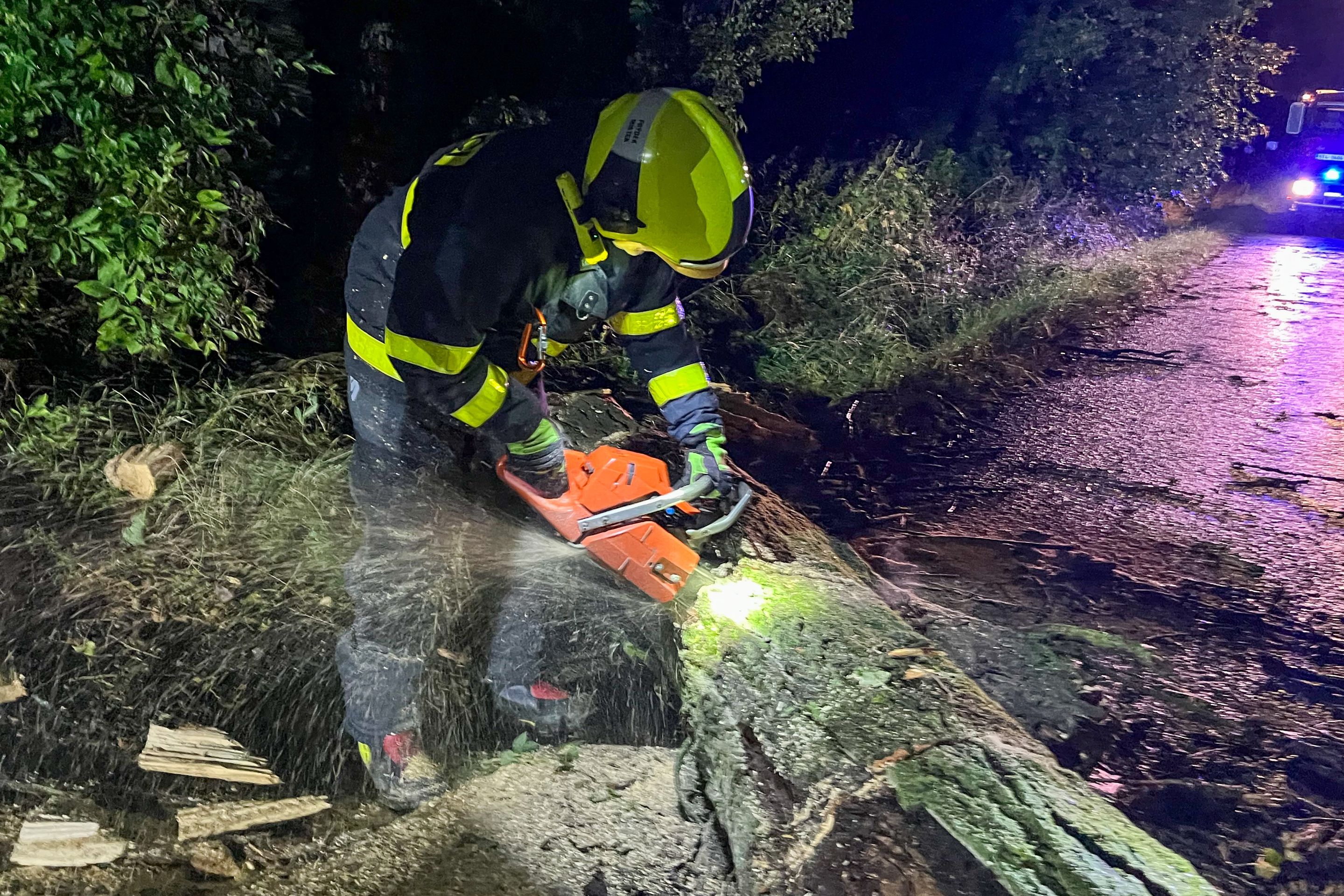 Hodně práce měli i hasiči v Moravskoslezském kraji - Česko poničily silné bouřky (7/10)