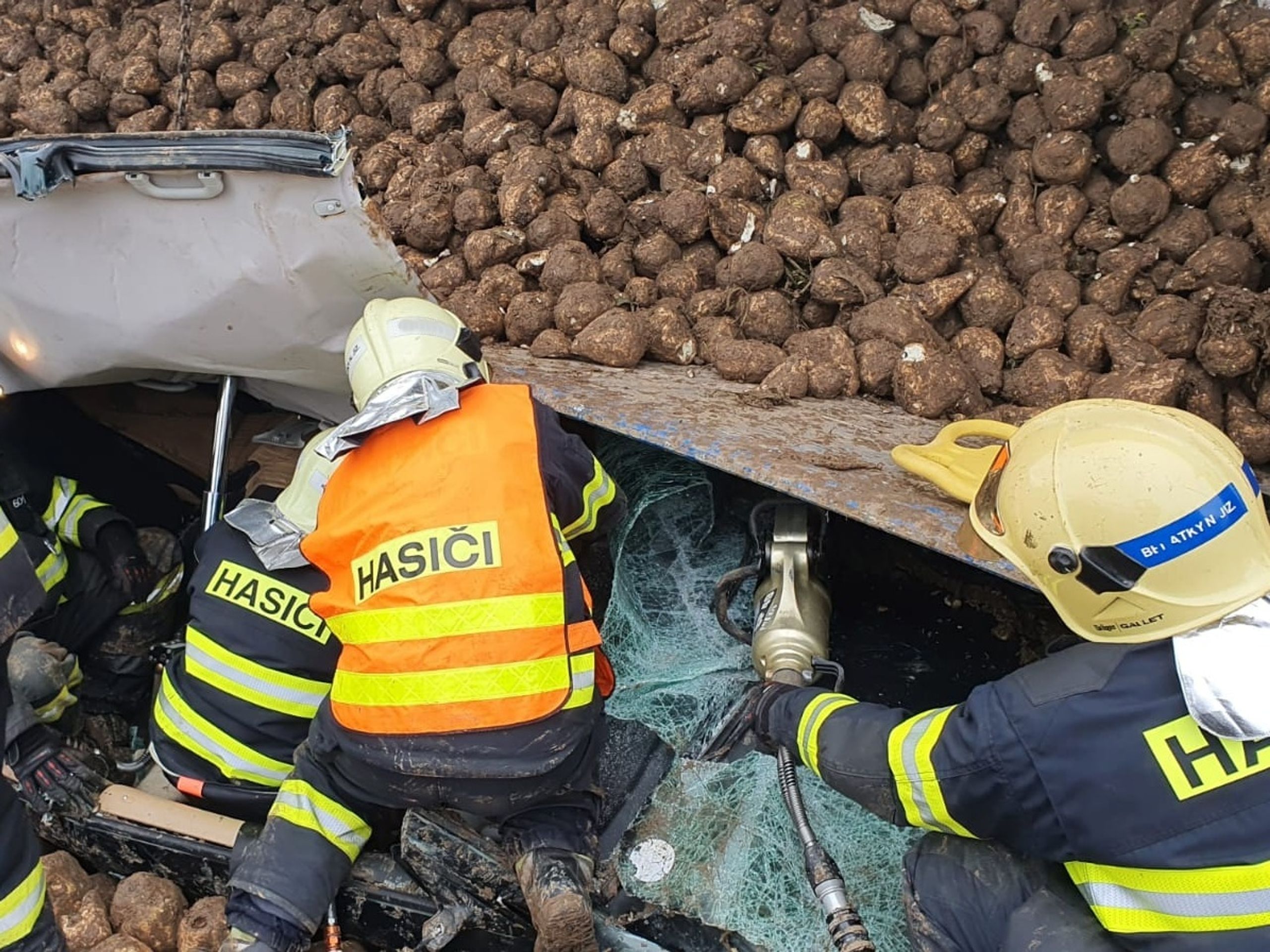 Náročné vyprošťování zabralo hasičům desítky minut - GALERIE: Kamion se na Mladoboleslavsku převrátil na auto (2/4)