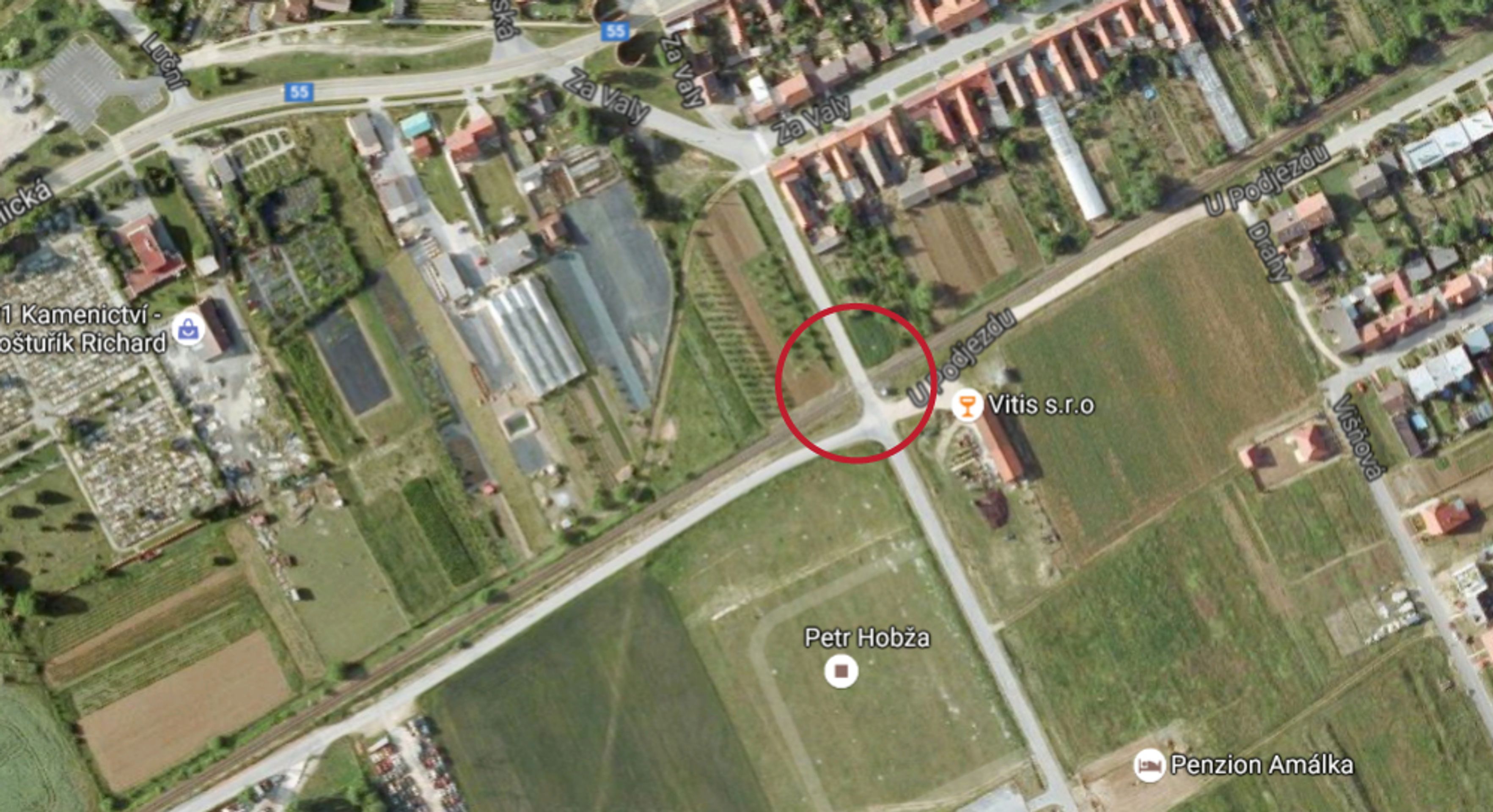 Nebezpečné přejezdy: P 8143, Rohatec - Veselí nad Moravou, Jihomoravský kraj - přejezd bez závor, řešení: se závorami. DŮVOD: Nehodovost – celkem 4x střetnutí od roku 2012, ve 2 případech tragické následky - GALERIE: Nebezpečné přejezdy - Zlínský kraj, Jihomoravský kraj, Jihočeský kraj (6/11)