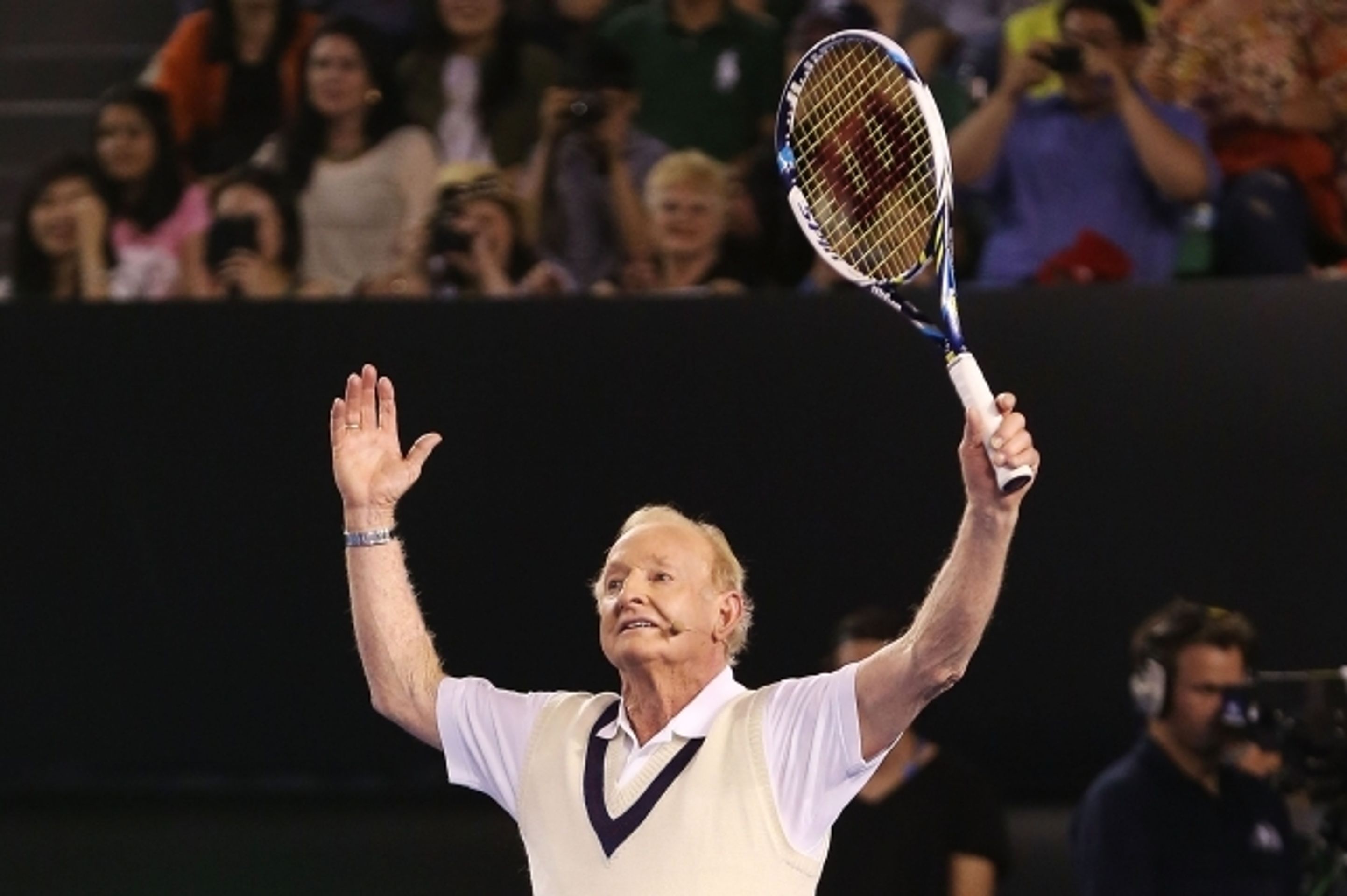Roger Federer a Rod Laver - 1 - GALERIE: Roger Federer si v Melbourne zahrál se svým idolem Rodem Laverem (1/6)
