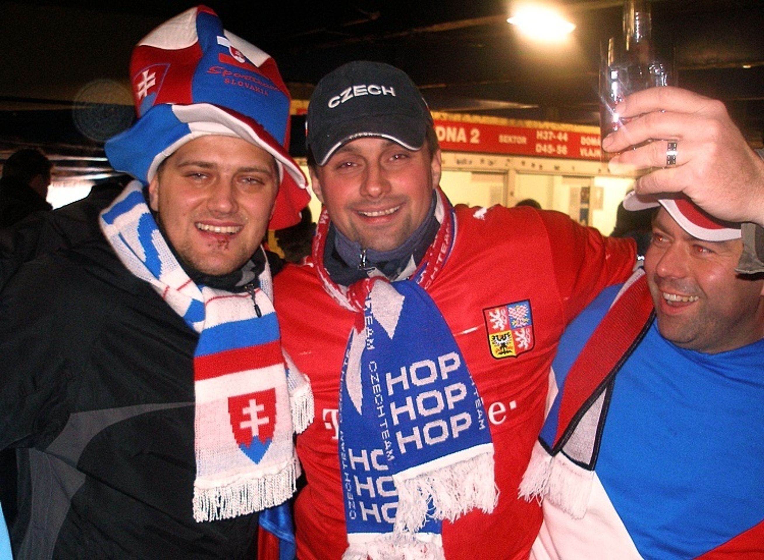 Fanoušci Česka i Slovenska byli před zápasem velmi přátelští.  - Fanoušci rivalitu necítí, přijeli se pobavit (1/3)