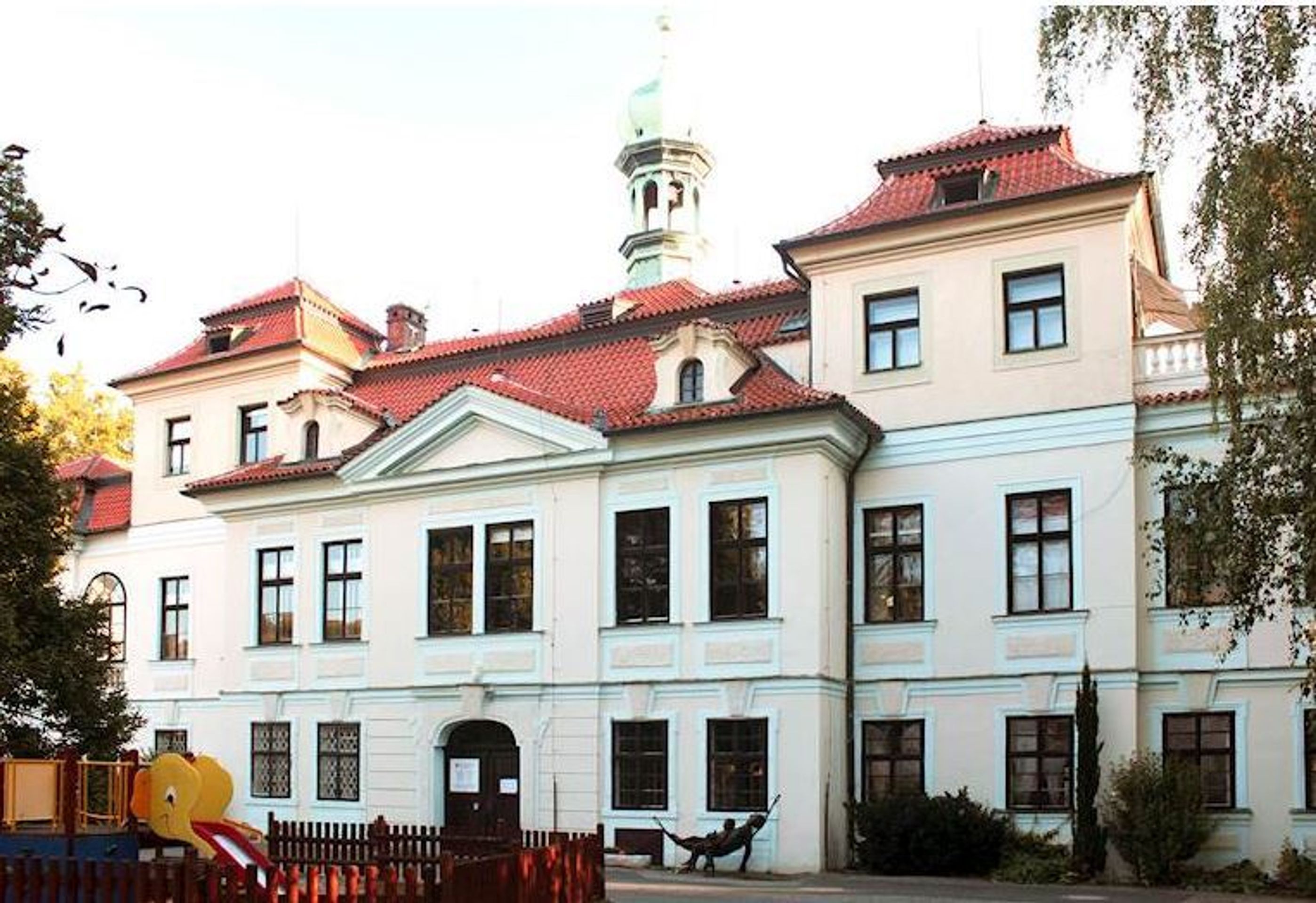 Zámek Veleslavín - GALERIE: Stát prodává zámek i chaloupku na samotě u lesa (3/10)