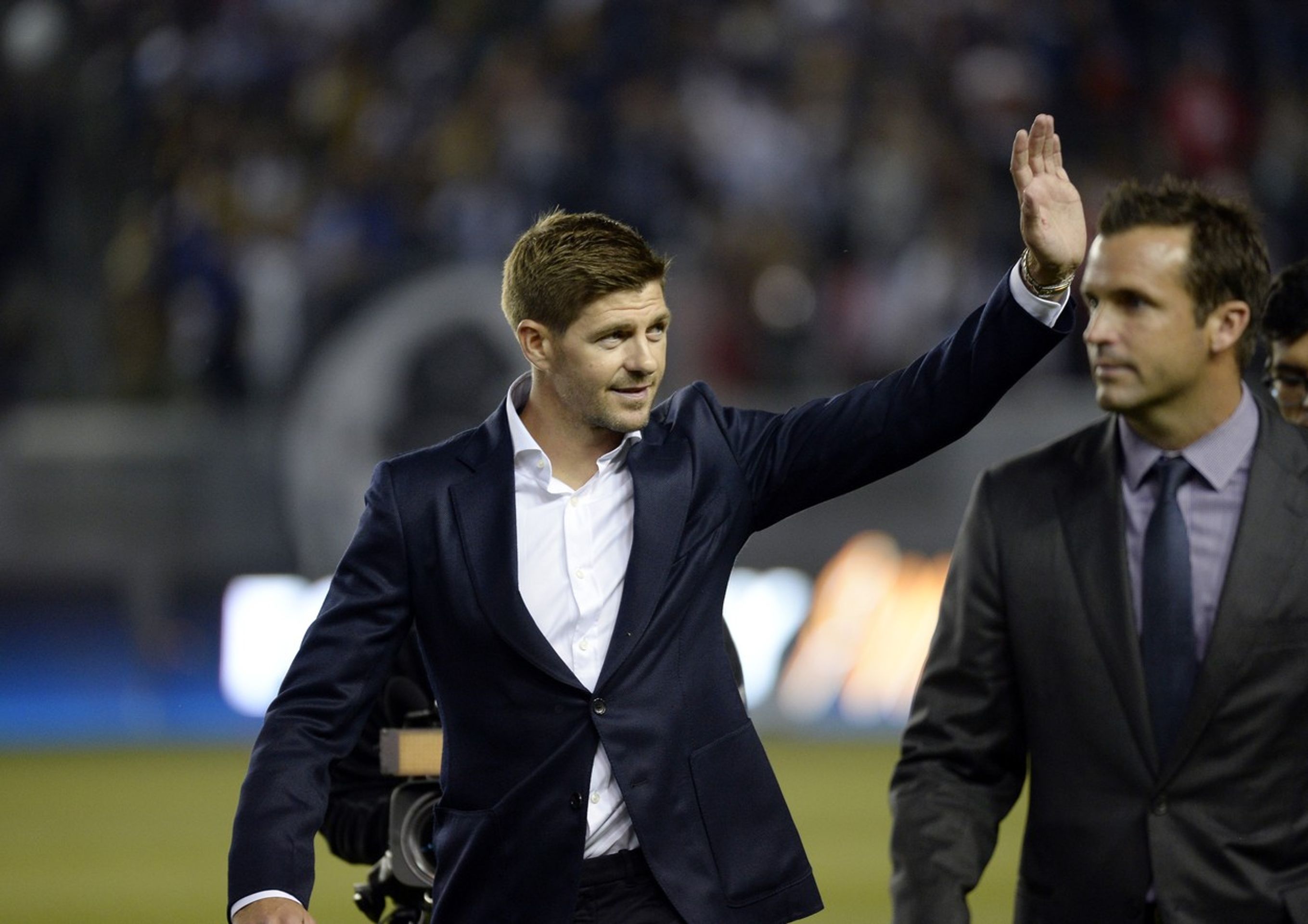 Steven Gerrard v Los Angeles - Galerie: Gerrarda vítal v Los Angeles zaplněný stadion (1/5)