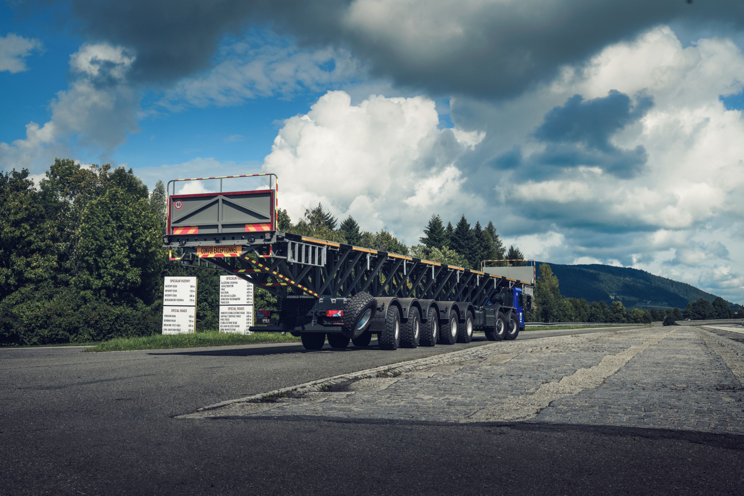 Nejdelší Tatra na světě - Nejdelší Tatra na světě má sedm náprav a měří přes 25 metrů (6/6)