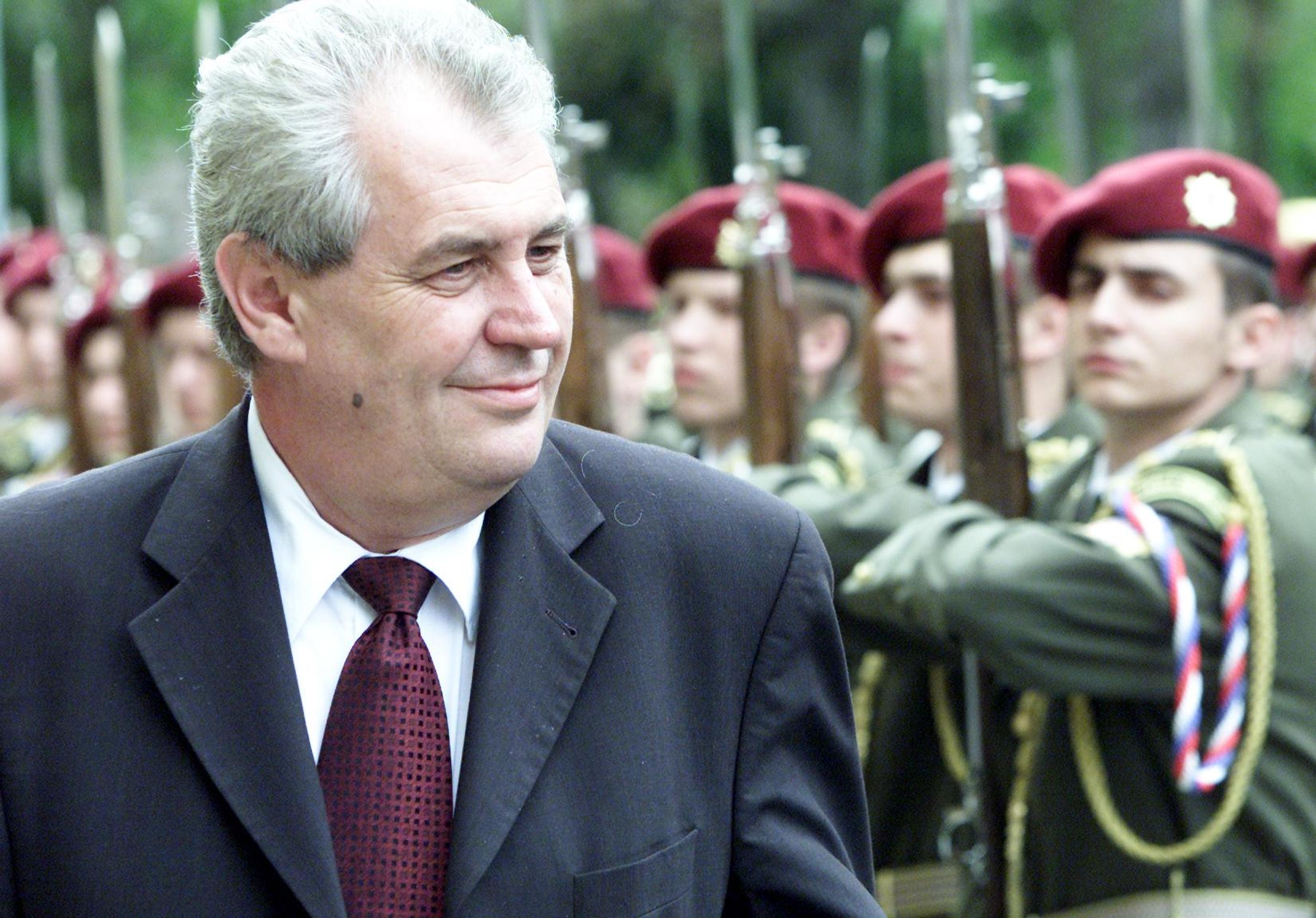 Premiér Miloš Zeman, 29. 4. 2002 vojenská přehlídka - Miloš Zeman a Ivana Zemanová (30/35)