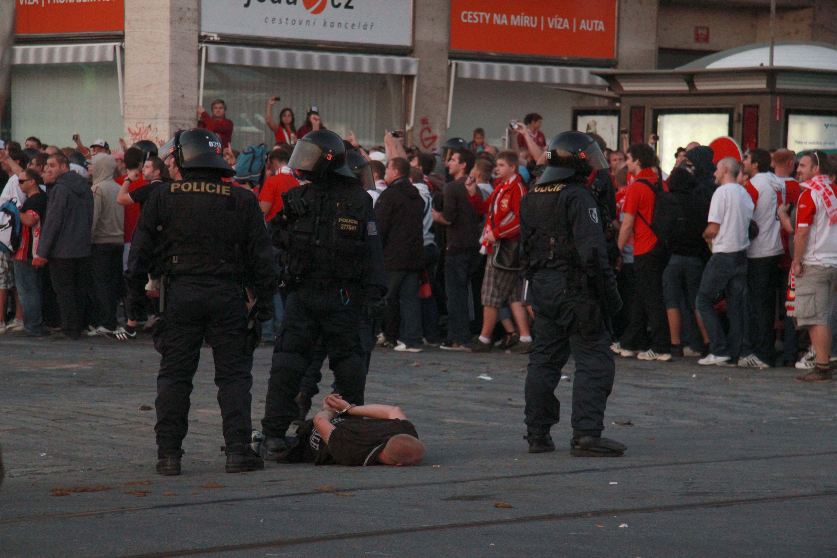 Derby pražských S - policie a fanoušci - 3 - GALERIE: Derby Sparta-Slavia (13/15)
