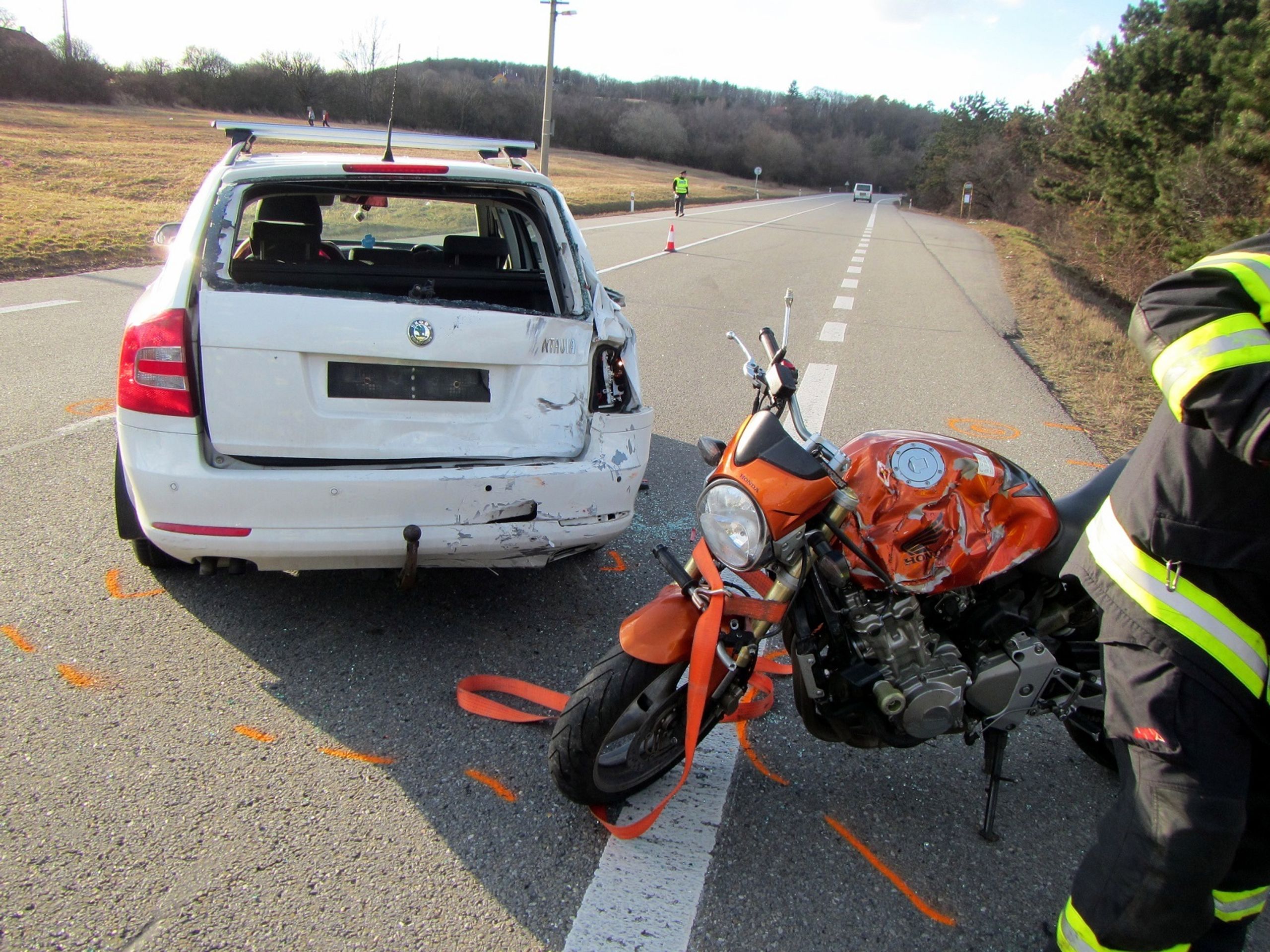 Motorkář narazil zezadu do osobního auta - GALERIE: Smrtelná nehoda motorkáře na Uherskohčadišťsku (4/6)