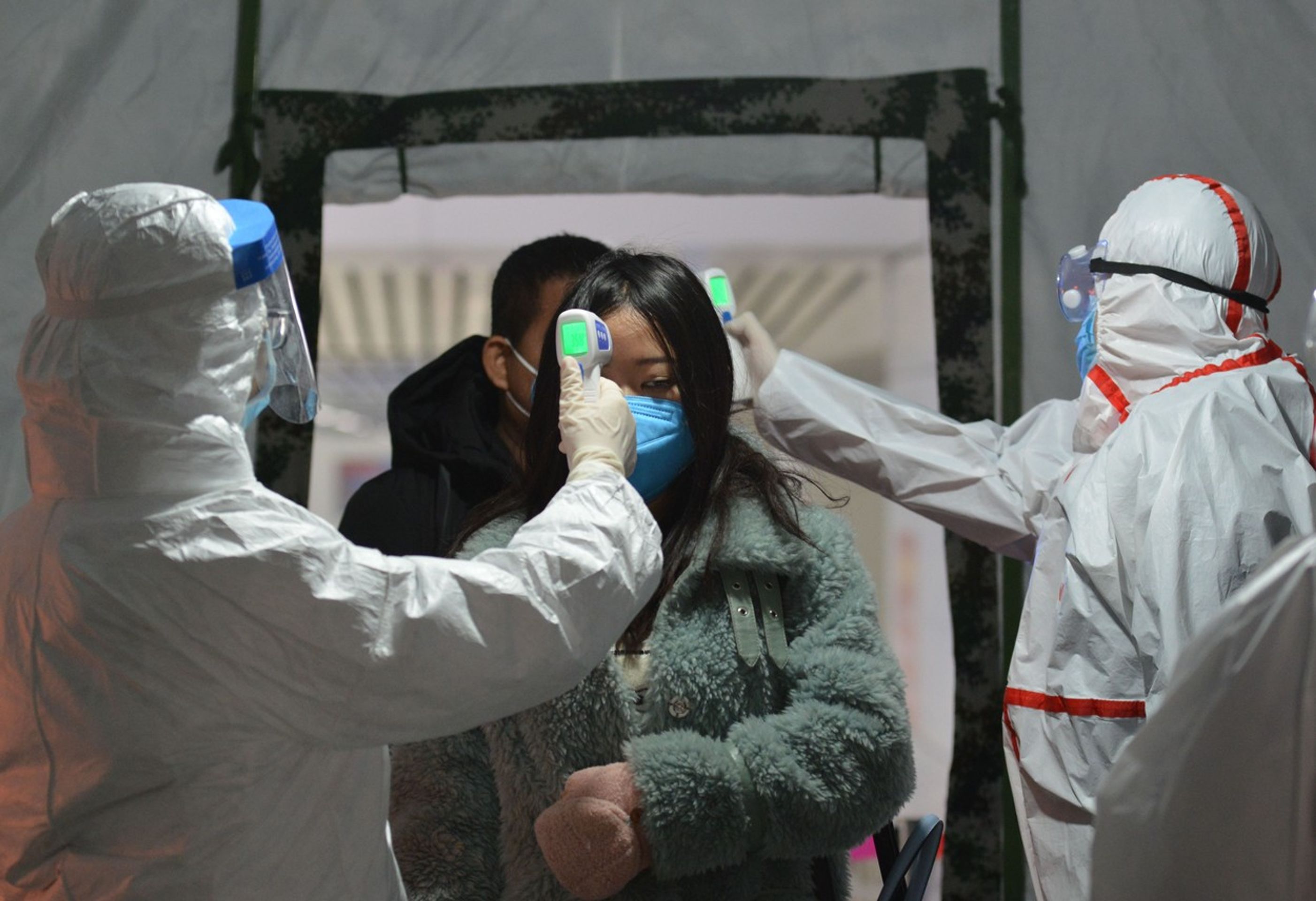 Měření teploty kvůli koronaviru - GALERIE: Epidemie koronaviru v Číně (3/6)