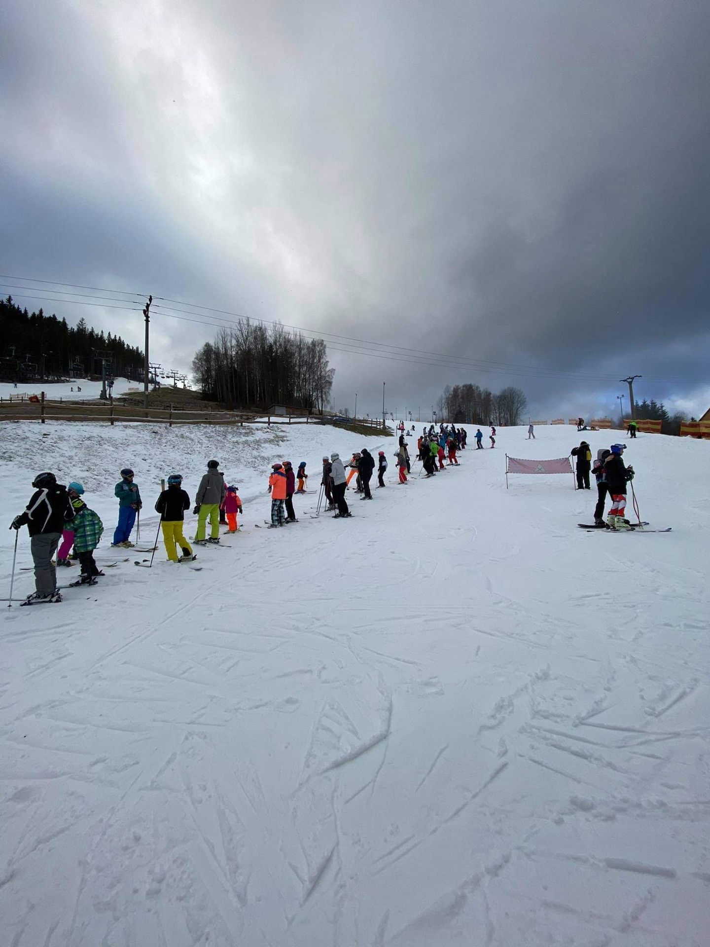 Skiareály - 2 - GALERIE: Lidé naposledy vyrazili na sjezdovky, od neděle zavírají (3/5)