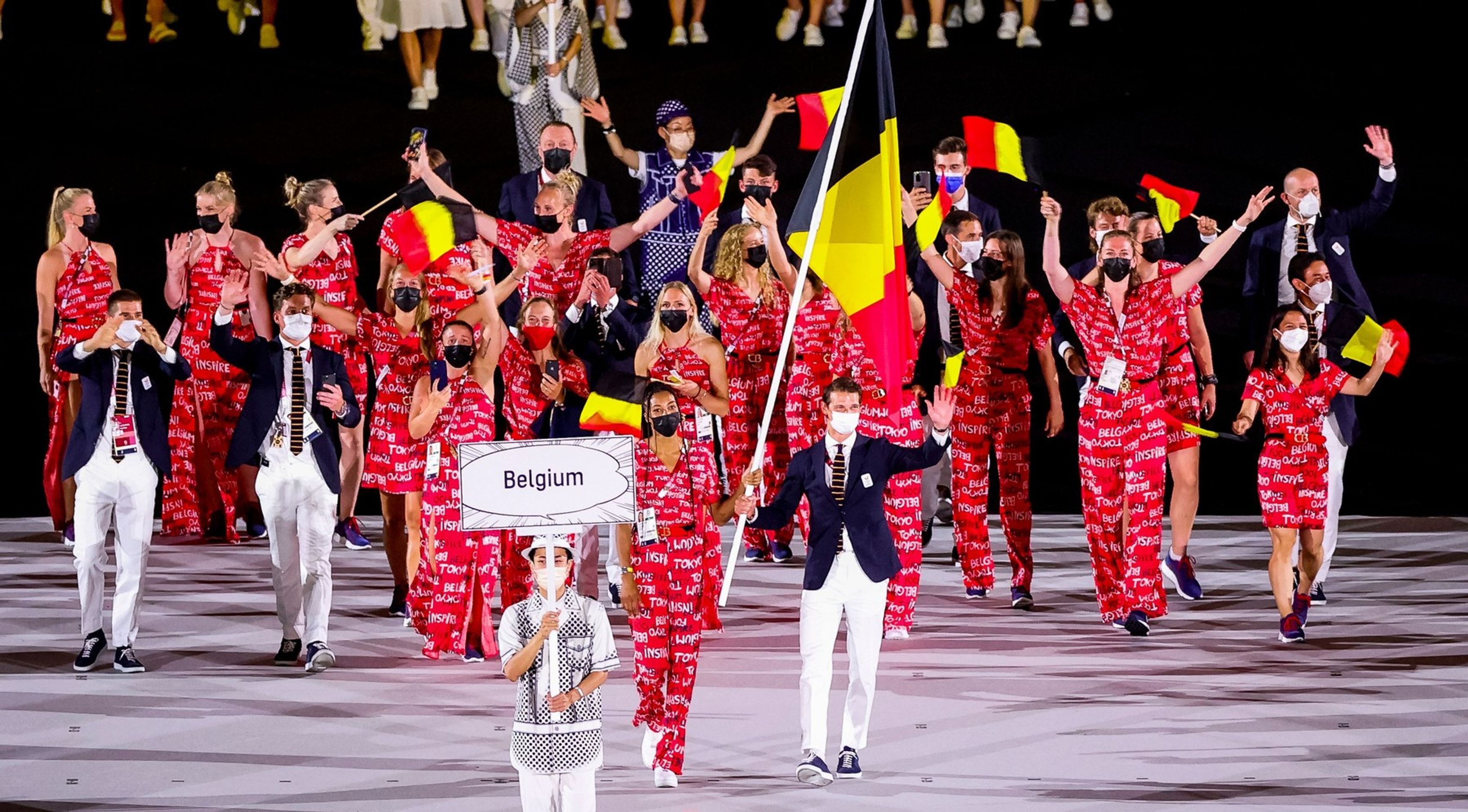 Belgičanky měly krátké šaty, dlouhé šaty i kalhoty, vzor ale měly sladěný - Galerie: Originální outfity při zahajovacím olympijském ceremoniálu (3/18)