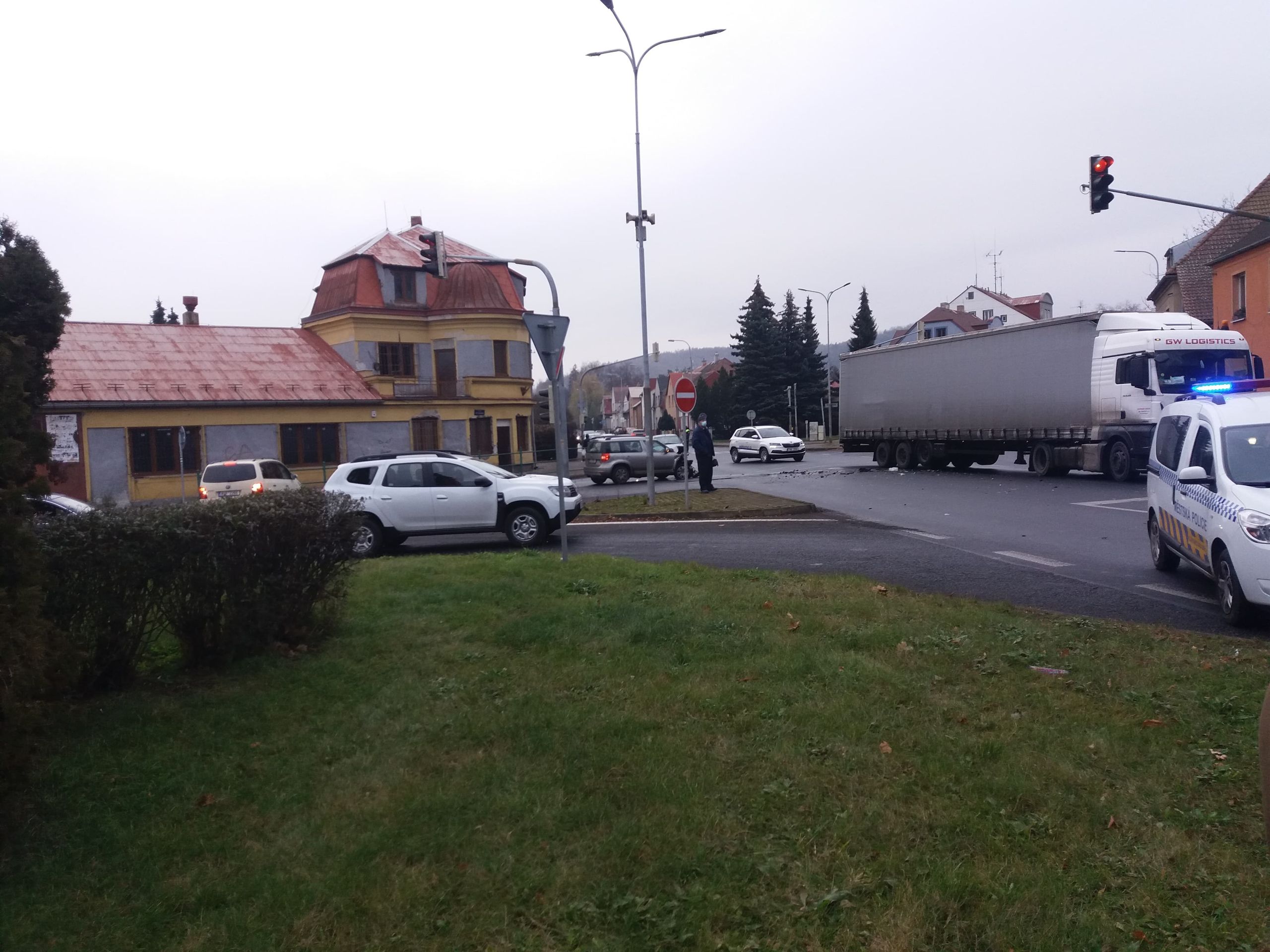 Nehoda hasičů v Klášterci nad Ohří - 5 - GALERIE: Nehoda hasičů v Klášterci nad Ohří (3/6)
