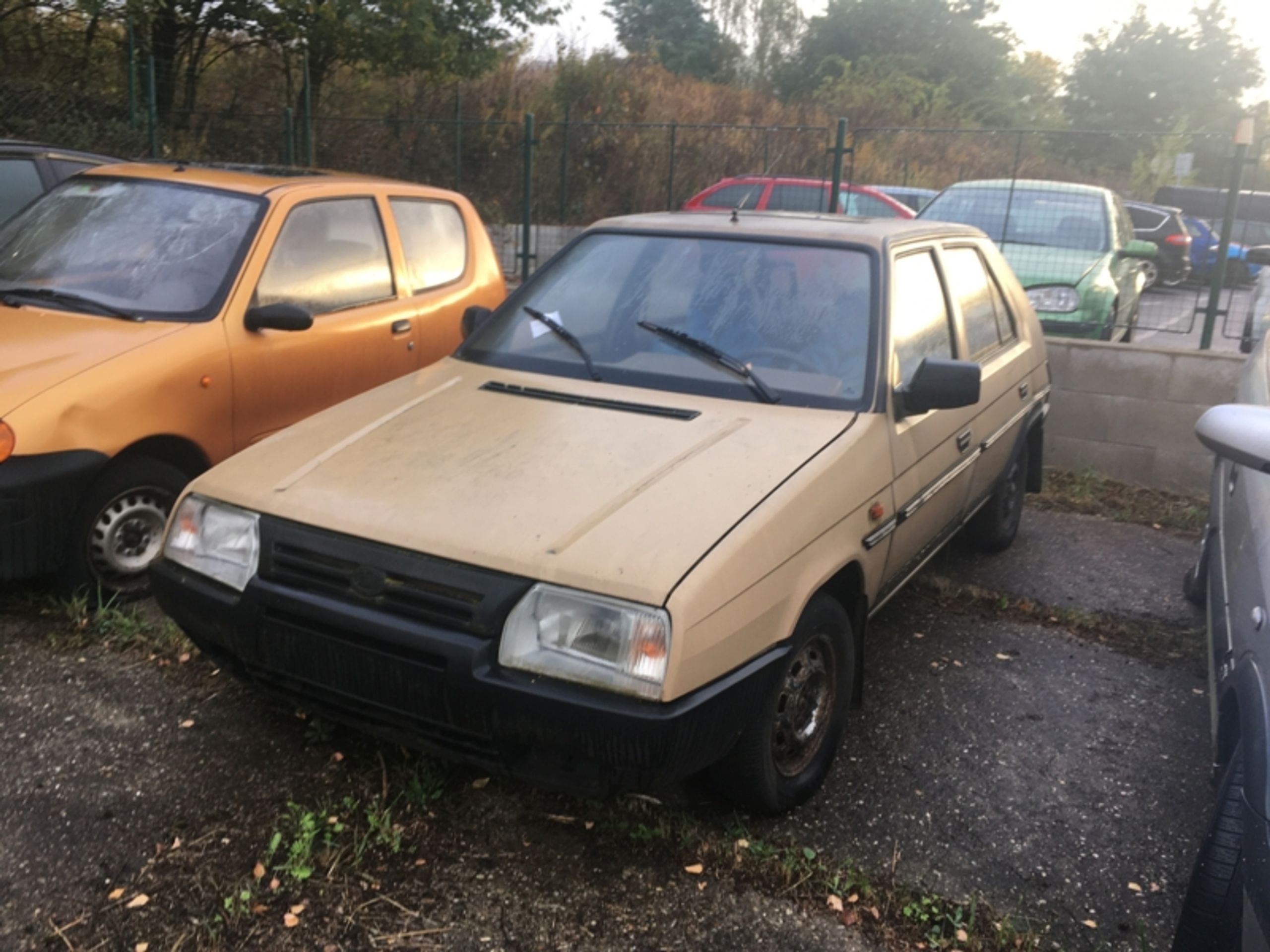 OA Škoda Favorit - odhadní cena 900 Kč, nejnižší podání 300 Kč - Aukce aut, která blokovala ulice Ústí nad Labem (8/16)