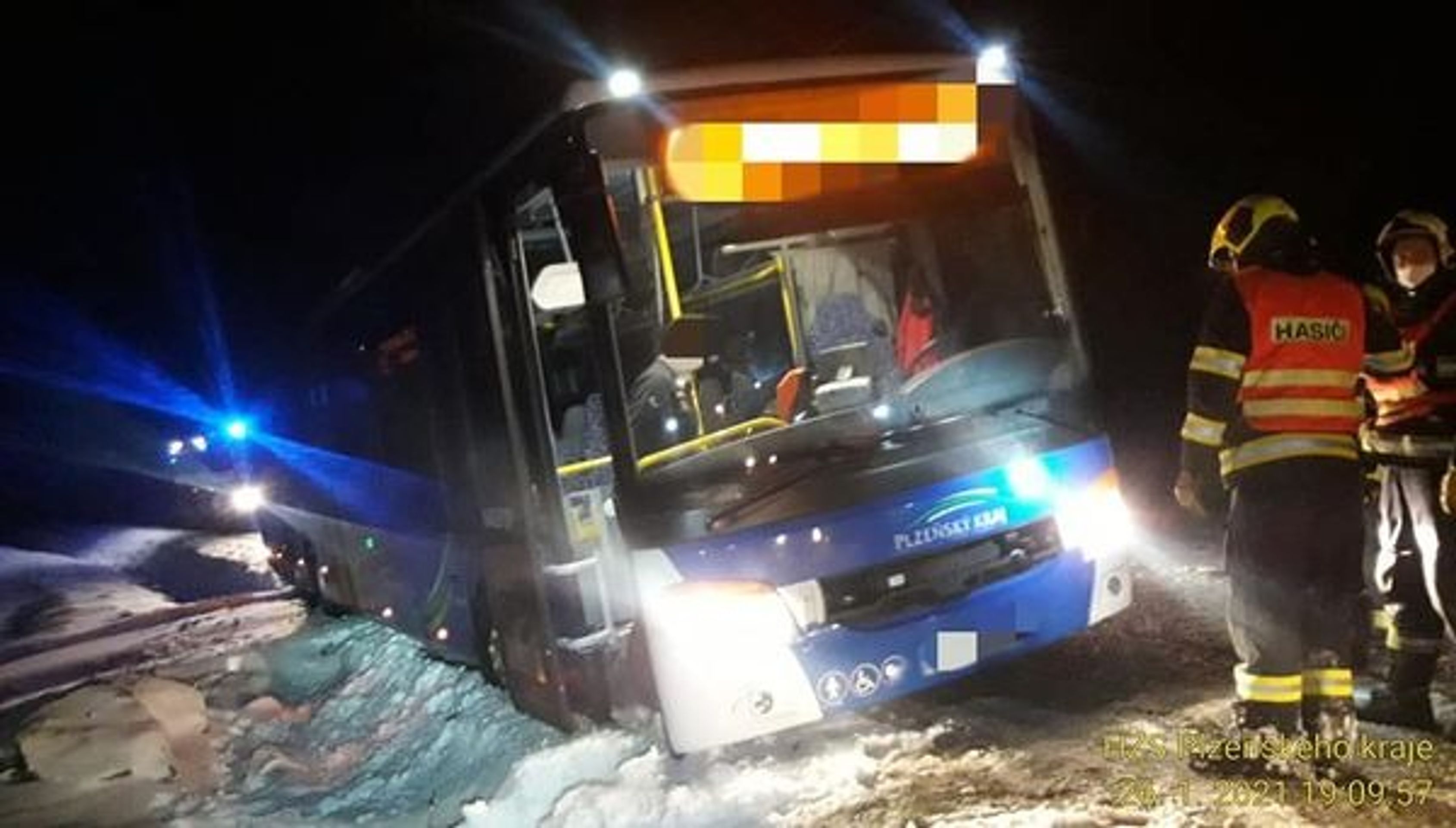 Nehoda autobusu nedaleko Vojovic - 1 - GALERIE: Počasí v Česku komplikuje dopravu (10/12)