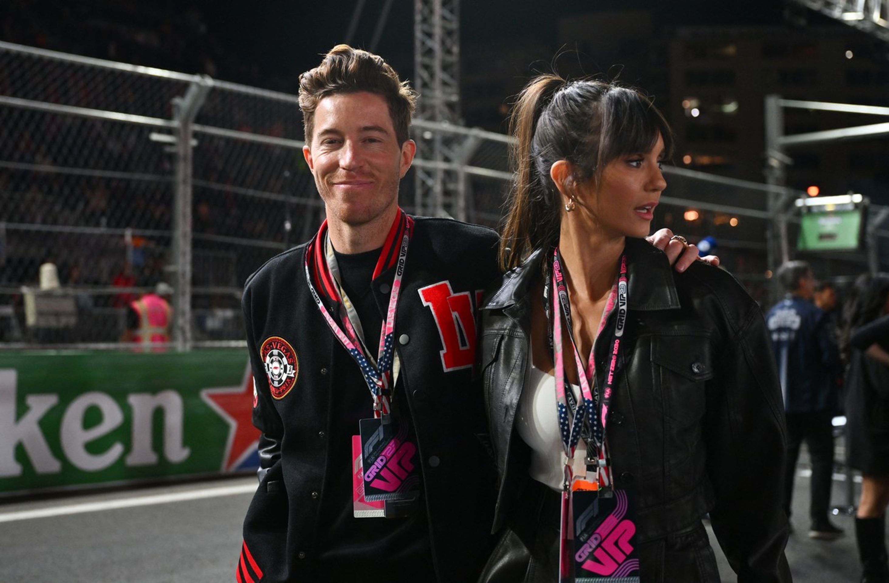 Trojnásobný olympijský vítěz a snowboardová legenda Shaun White se svou partnerkou a herečkou Ninou Dobrevovou - Hvězdy na závodě F1 v Las Vegas (8/12)