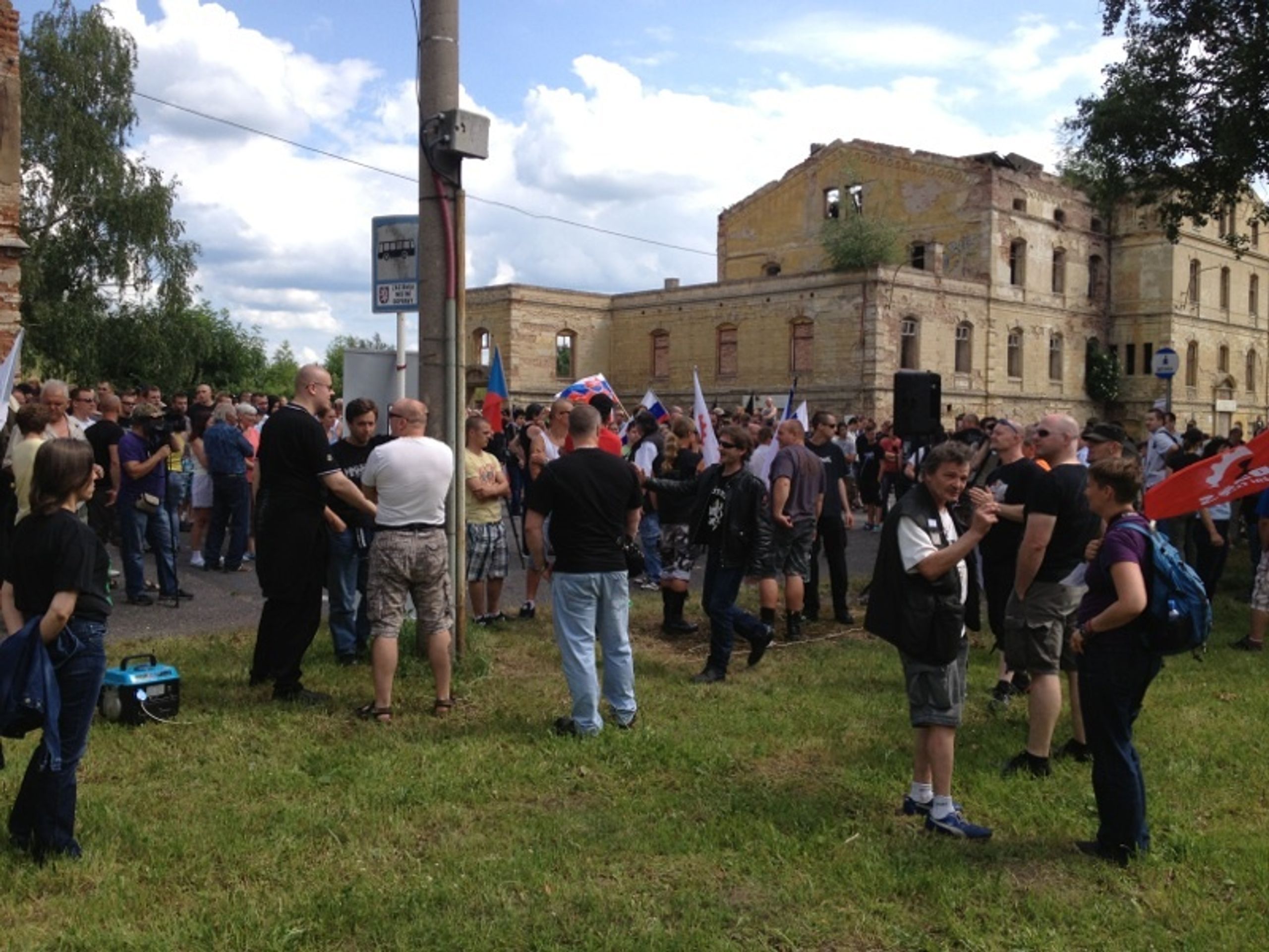Mítink v Duchcově - 1 - GALERIE: Demonstrace a bitky v Duchcově (4/6)
