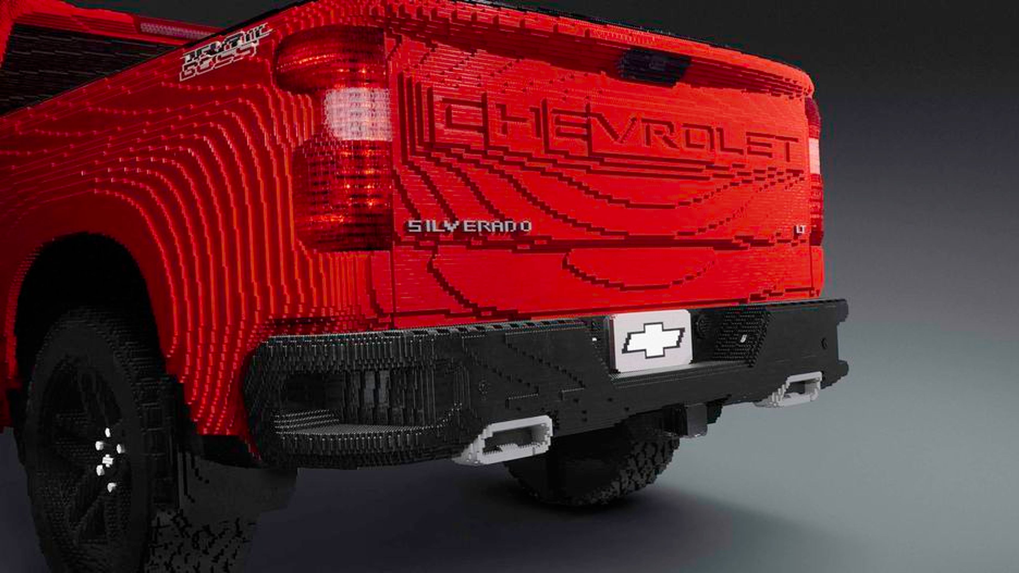 Chevrolet Silverado z lega - 18 - Fotogalerie: Obří pickup sestavili z 330.000 kostiček lega (5/9)