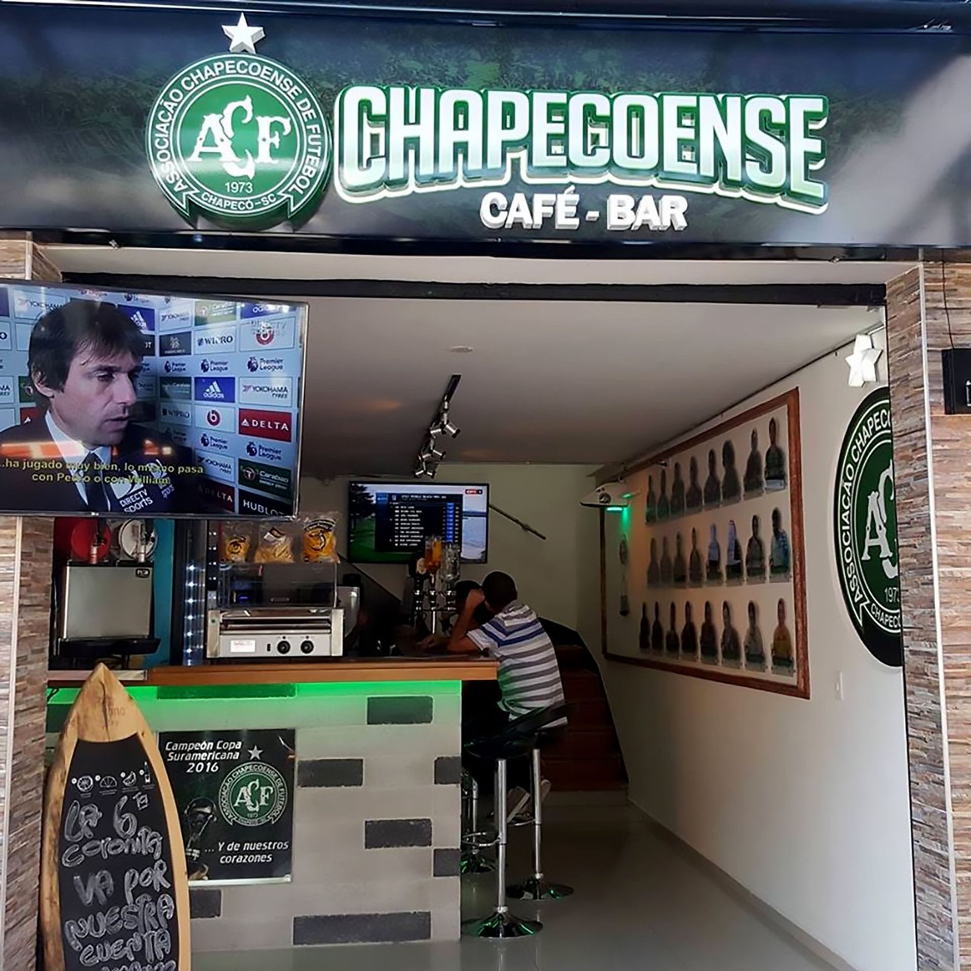Vstup do kavárny Chapeco - GALERIE: Morbidní kavárna nebo dobrý nápad? Takhle uctili Chapecoense! (3/6)
